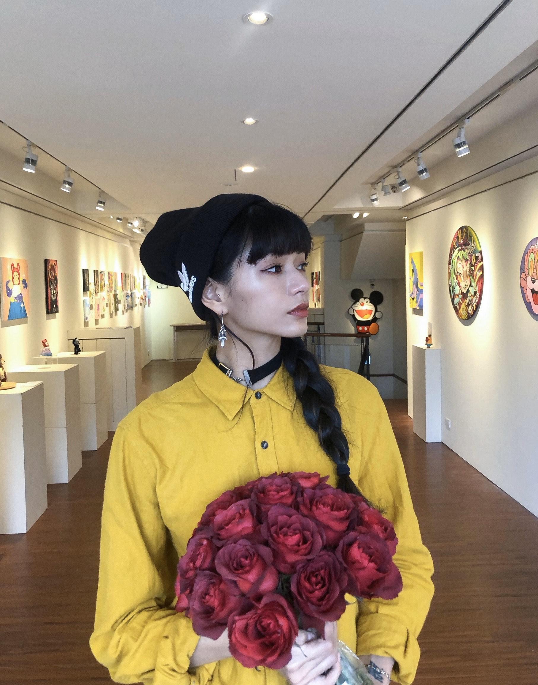 郭源元除了藝人身分外因隨手將插畫放在IG限時動態上,而意外的成為了斜槓插畫創作者。(微風國際提供)