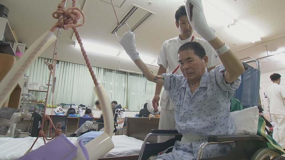 在醫師指示下,小林義明接受再生醫學療法後持續搭配復健。(公視提供)