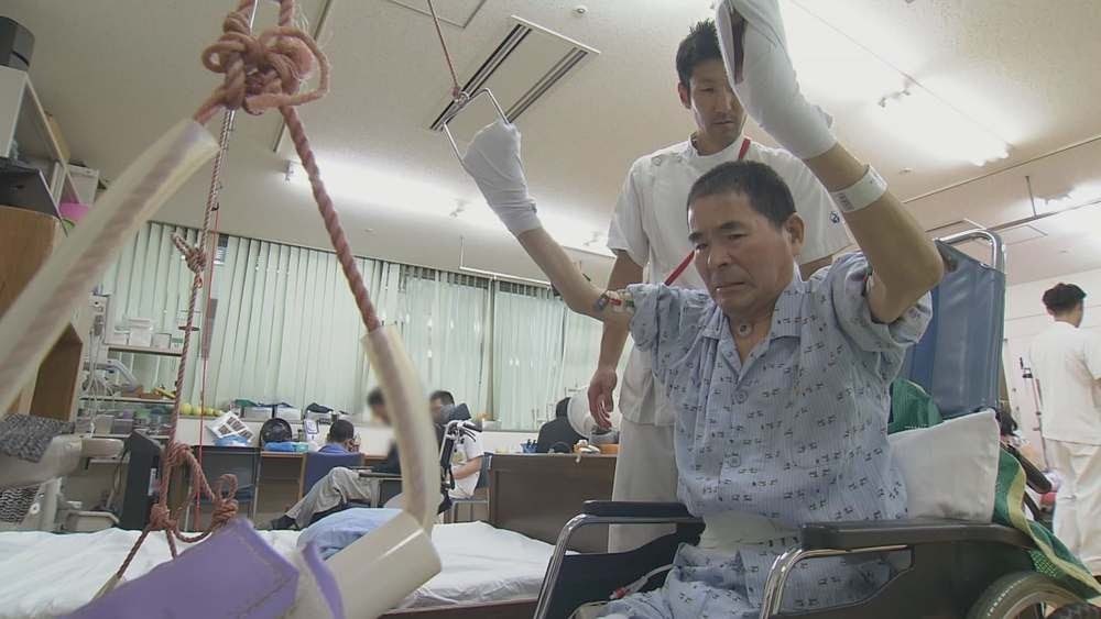 在醫師指示下，小林義明接受再生醫學療法後持續搭配復健。（公視提供）