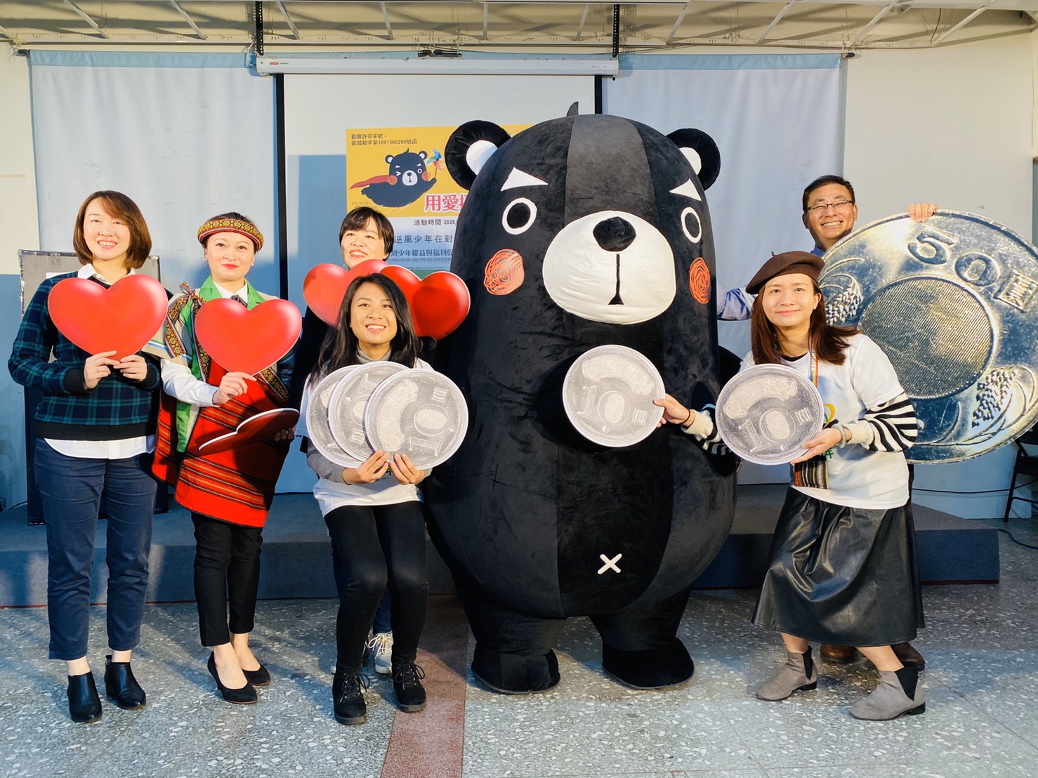 逆風代言人Q熊與全家一起用愛挺逆風。（台少盟 提供）