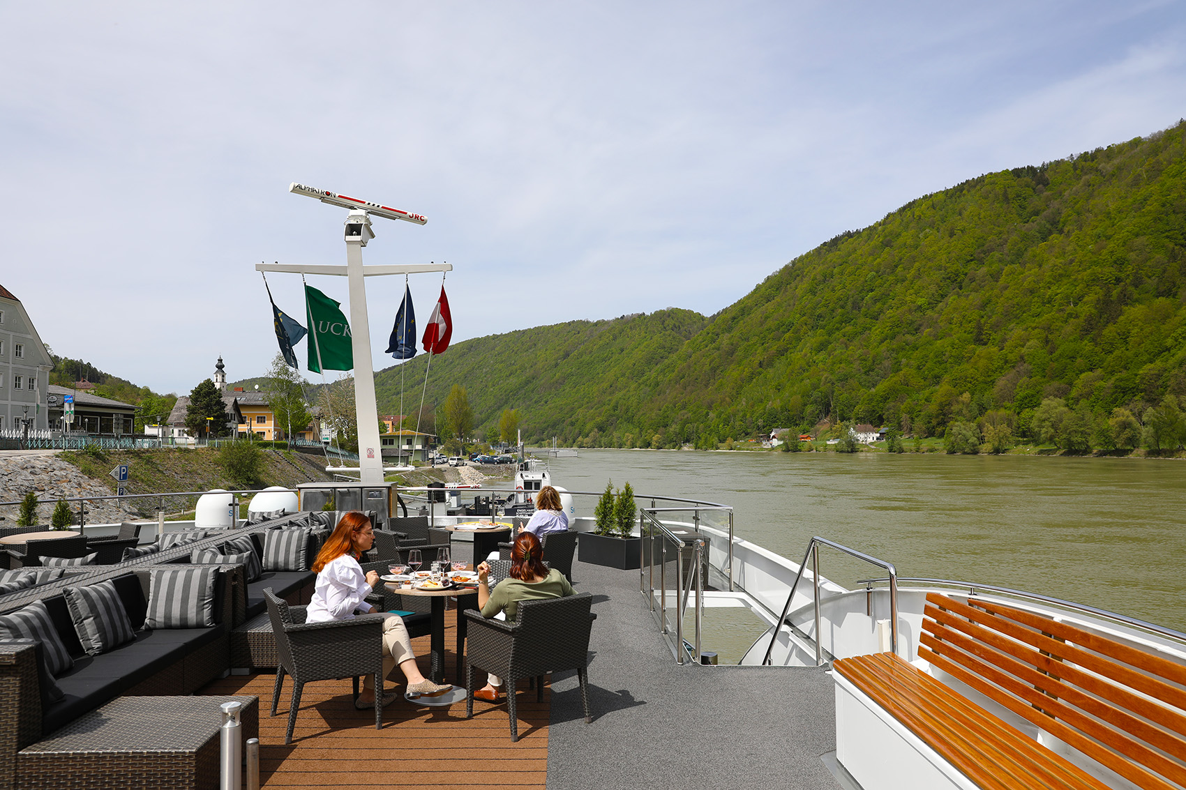 河輪的年齡層通常比較大,但上了船之後,不用煩惱三餐,還會有專人設計好所有陸地行程,非常適合當懶人放空。