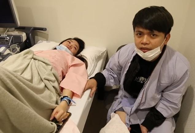 知名網紅蔡阿嘎與老婆3日下午被黑衣人持榔頭攻擊,造成他膝蓋挫傷。(翻攝自蔡阿嘎粉絲頁)