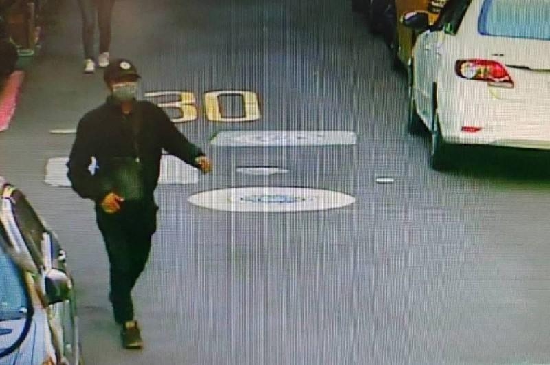 蔡阿嘎夫妻3日下午騎機車外出，遭黑衣男持鐵鎚攻擊。（翻攝畫面）