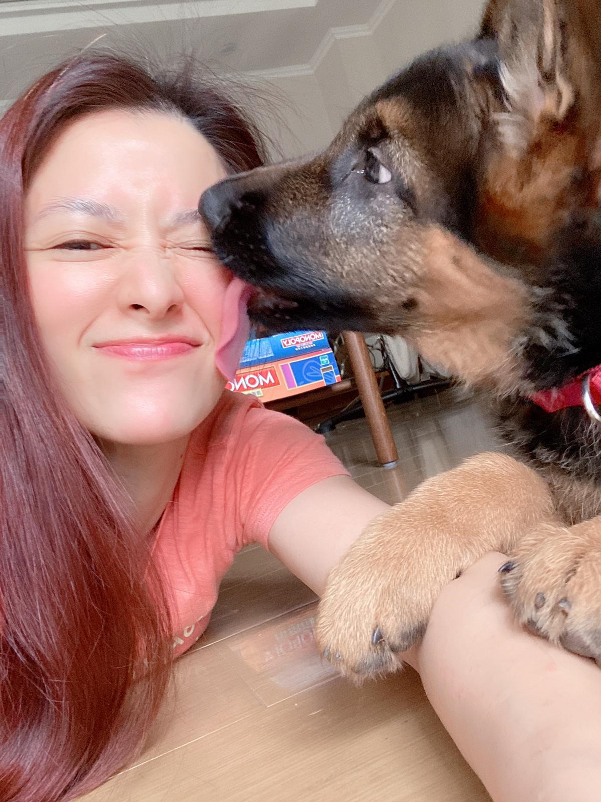 李蒨蓉享受愛犬黏著她的感覺。（艾迪昇傳播提供）