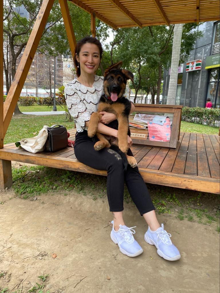 李蒨蓉對愛犬Wolfy呵護備至,天天帶出門放風。(艾迪昇傳播提供)