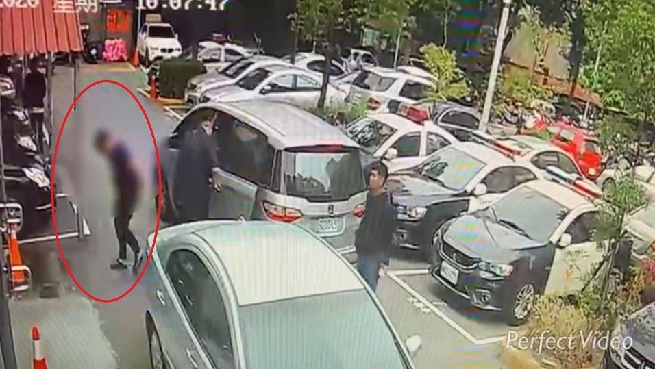 林姓男嫌打罵、扣薪還脅迫阿蒂運送疑似毒品的白色粉末。(翻攝畫面)