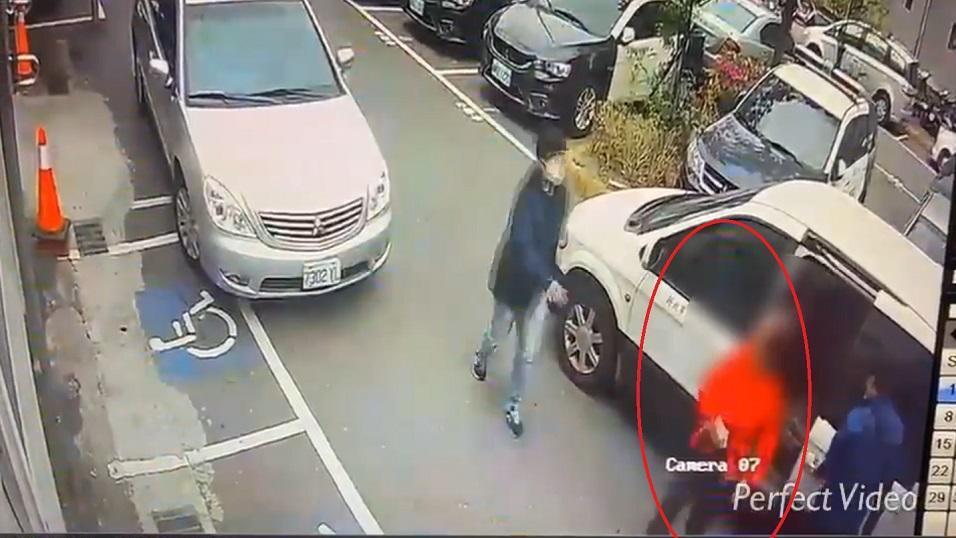 林姓女嫌扣留阿蒂證件,並逼她買市價高2倍的生活必備品。(翻攝畫面)