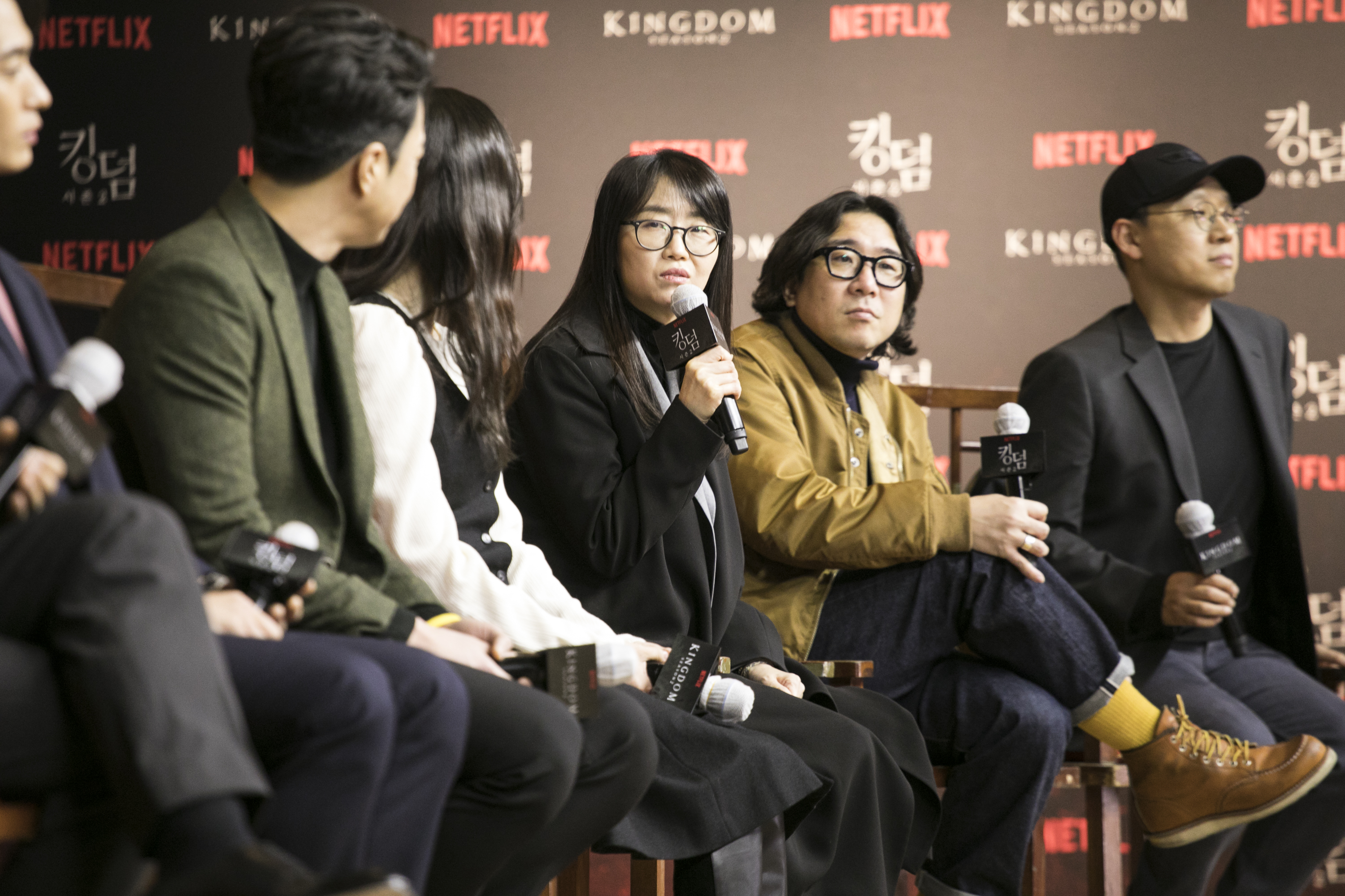 編劇金銀姬（右三）被問到第三季的走向，開玩笑說：「我還沒收到錢呢」，她許願能做到第十季。（Netflix提供）
