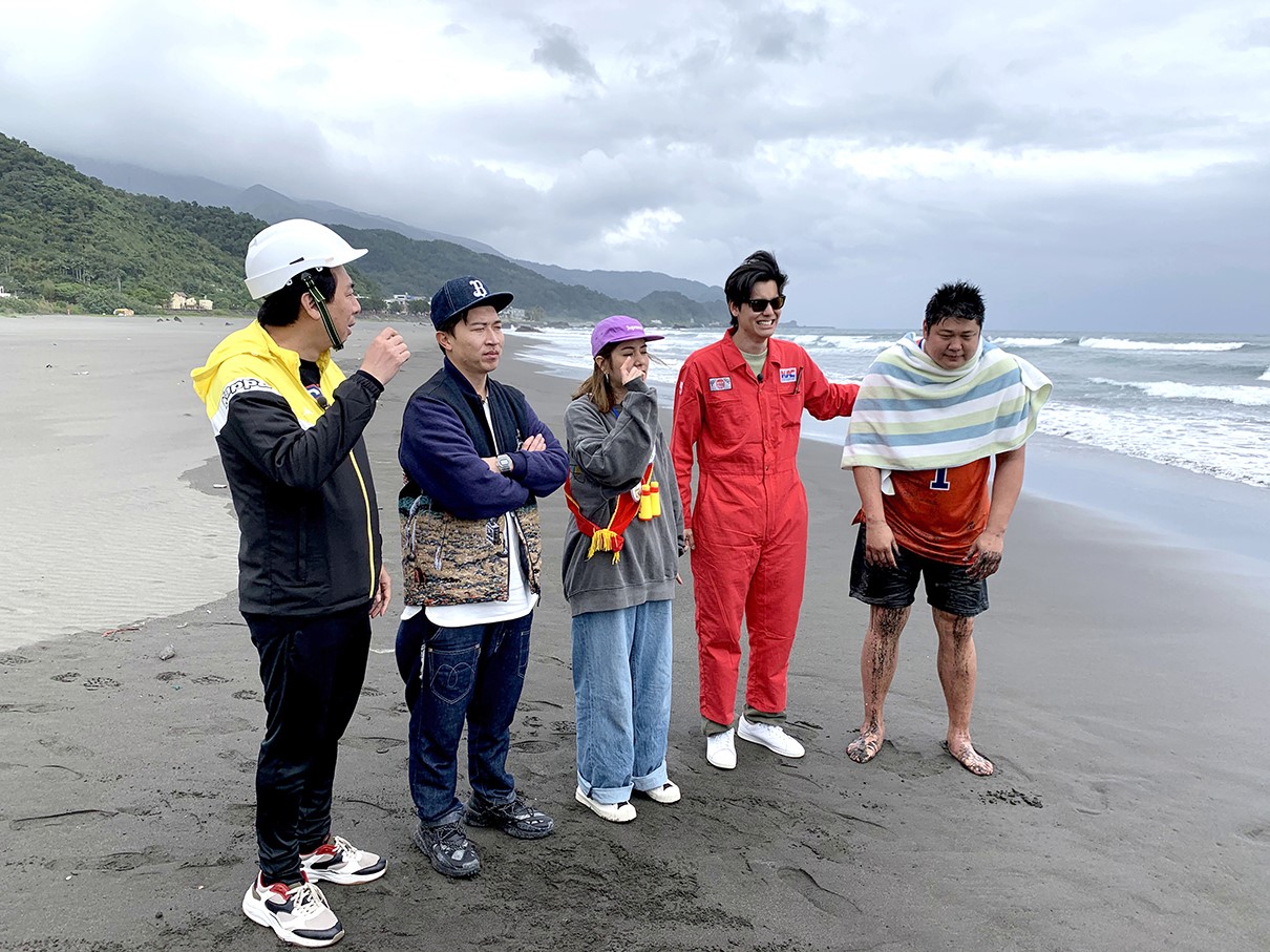 其他主持人原訂挑戰飛行傘，但哈孝遠因為體重過重，連挑戰的資格都沒有。（TVBS提供）