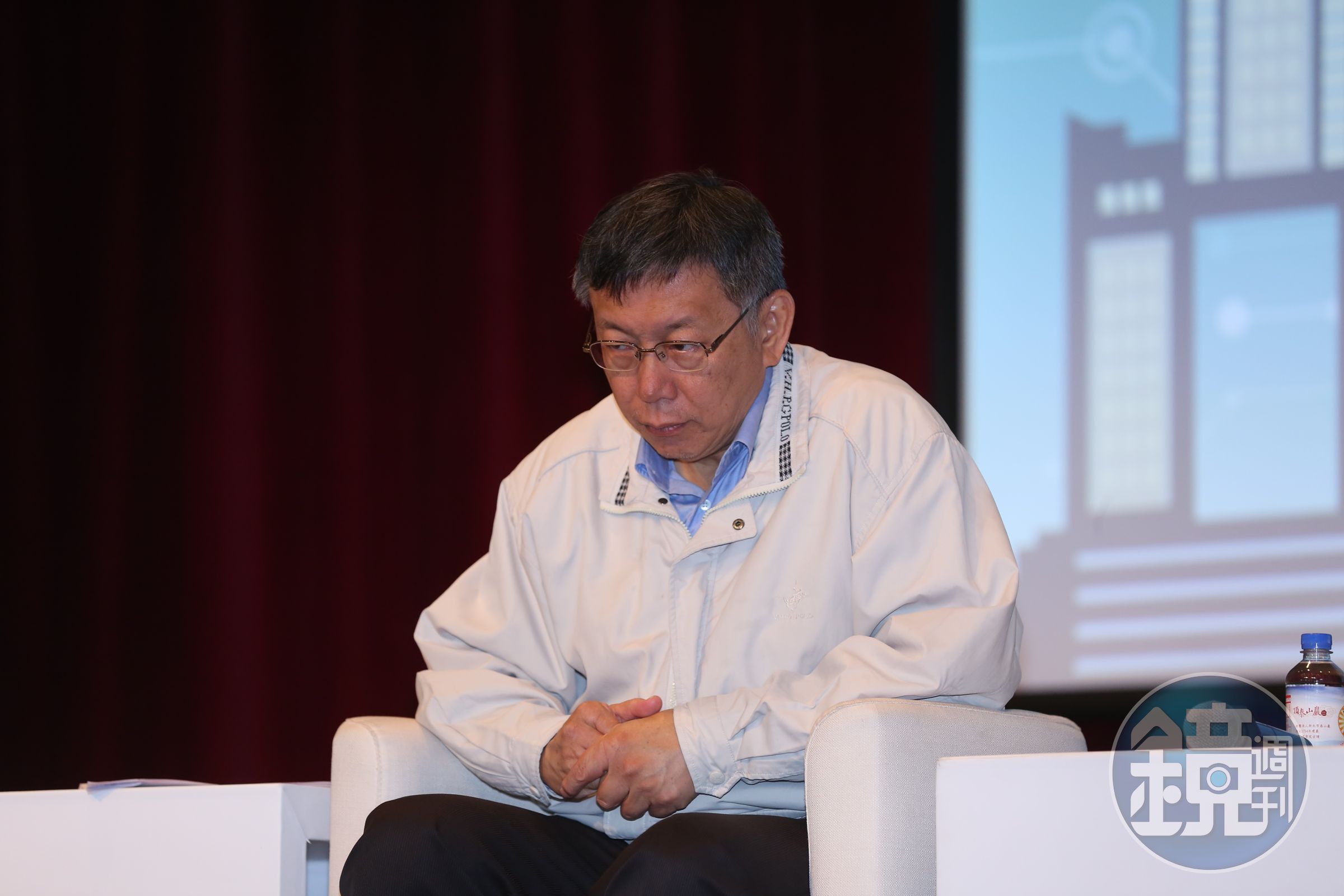 台北市長柯文哲率先全台推出防疫旅館，不過如今爆出防疫旅館尚未有標準作業流程，且未強制區隔檢疫者和一般旅客在不同樓層。