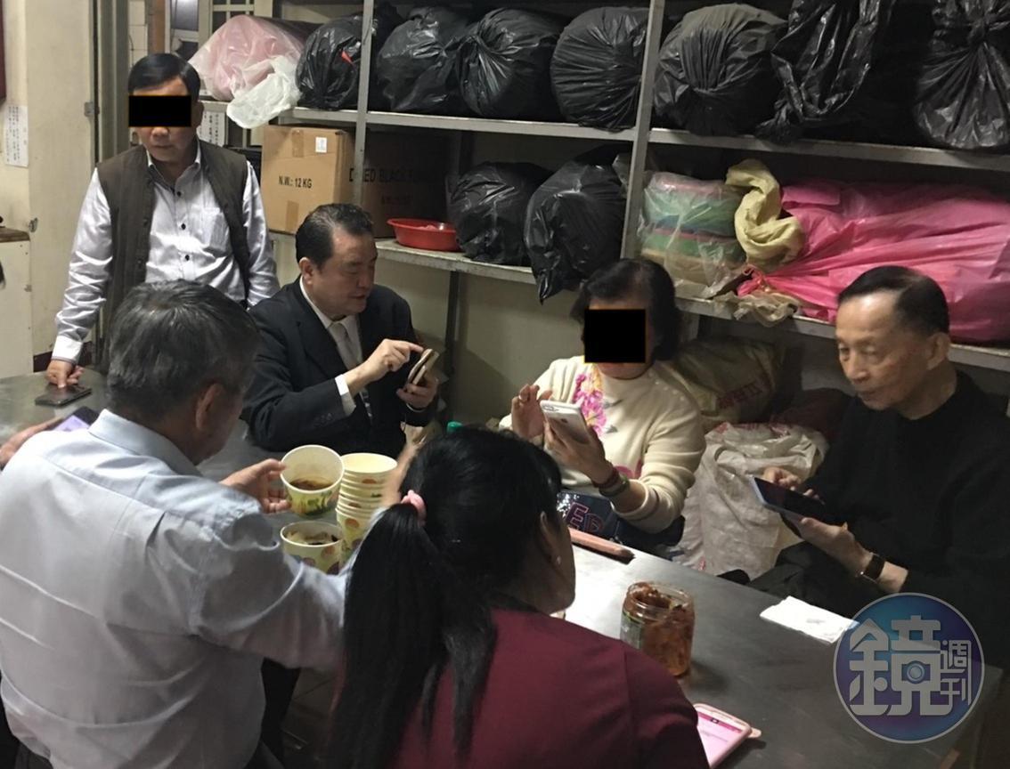 何女控訴林男(站立者)介紹她與名檢察官劉承武(左二)、高育仁(右一)等名人認識,卻是假投資真詐騙。(讀者提供)