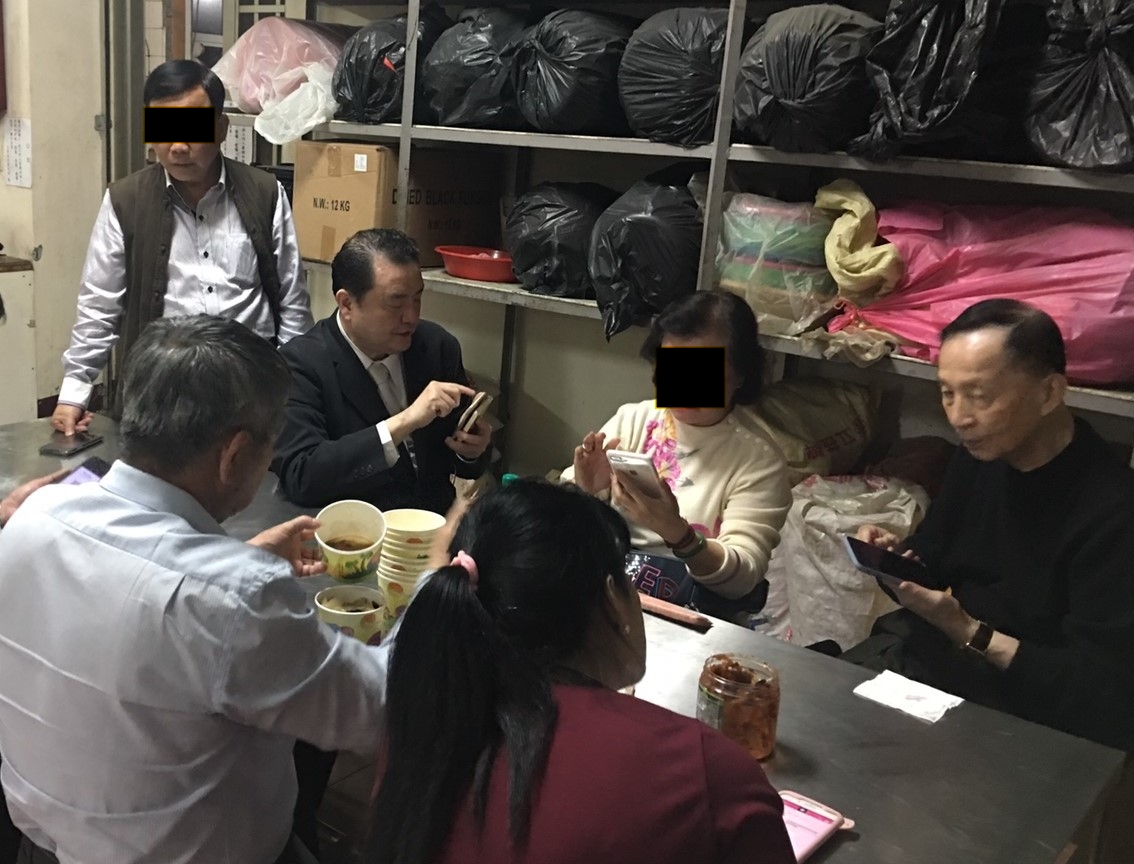 何女控訴林男（站立者）介紹她與名檢察官劉承武（左二）、高育仁（右一）等名人認識，卻是假投資真詐騙。（讀者提供）