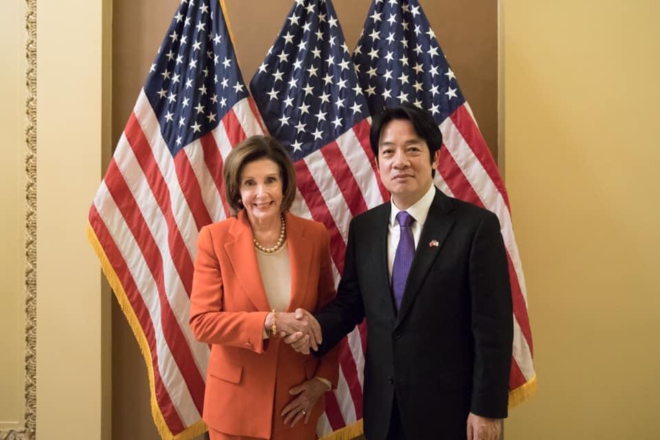 準副總統賴清德在臉書貼出日前訪美與美國眾議院議長裴洛西的合照,並表示謝謝外交與防疫人員的辛勞。(翻攝賴清德臉書)