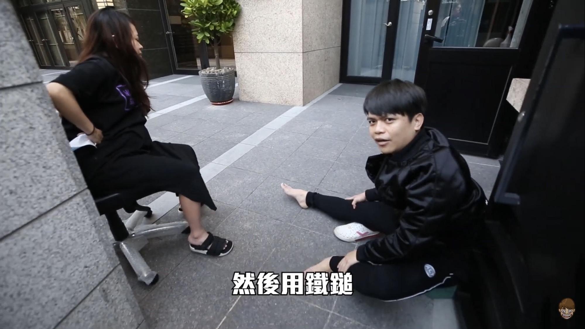 蔡阿嘎與老婆二伯日前遭到黑衣人襲擊。(翻攝自蔡阿嘎YouTube)