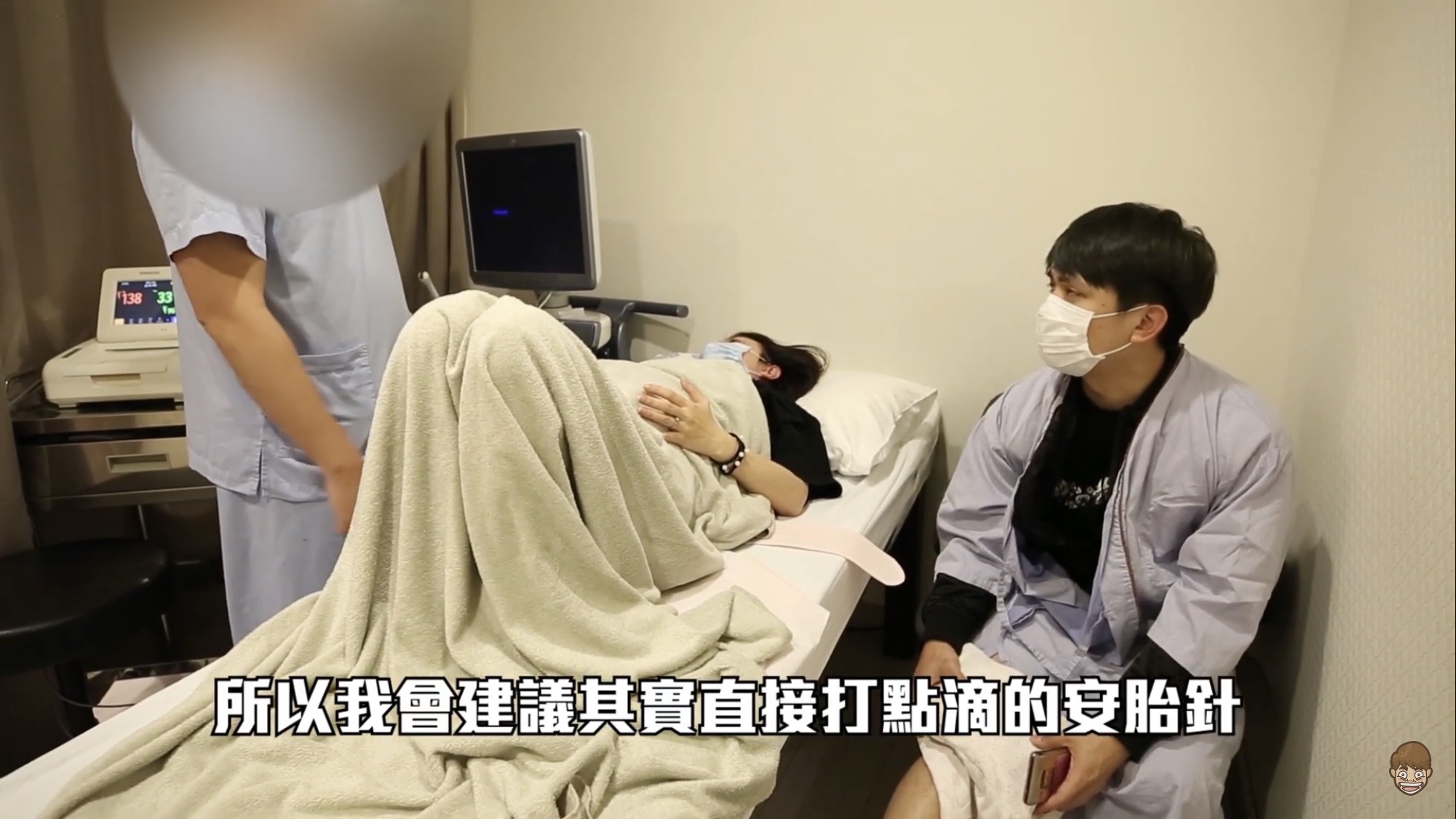 受到攻擊後,蔡阿嘎與老婆一同到醫院檢查傷勢。(翻攝自蔡阿嘎YouTube)
