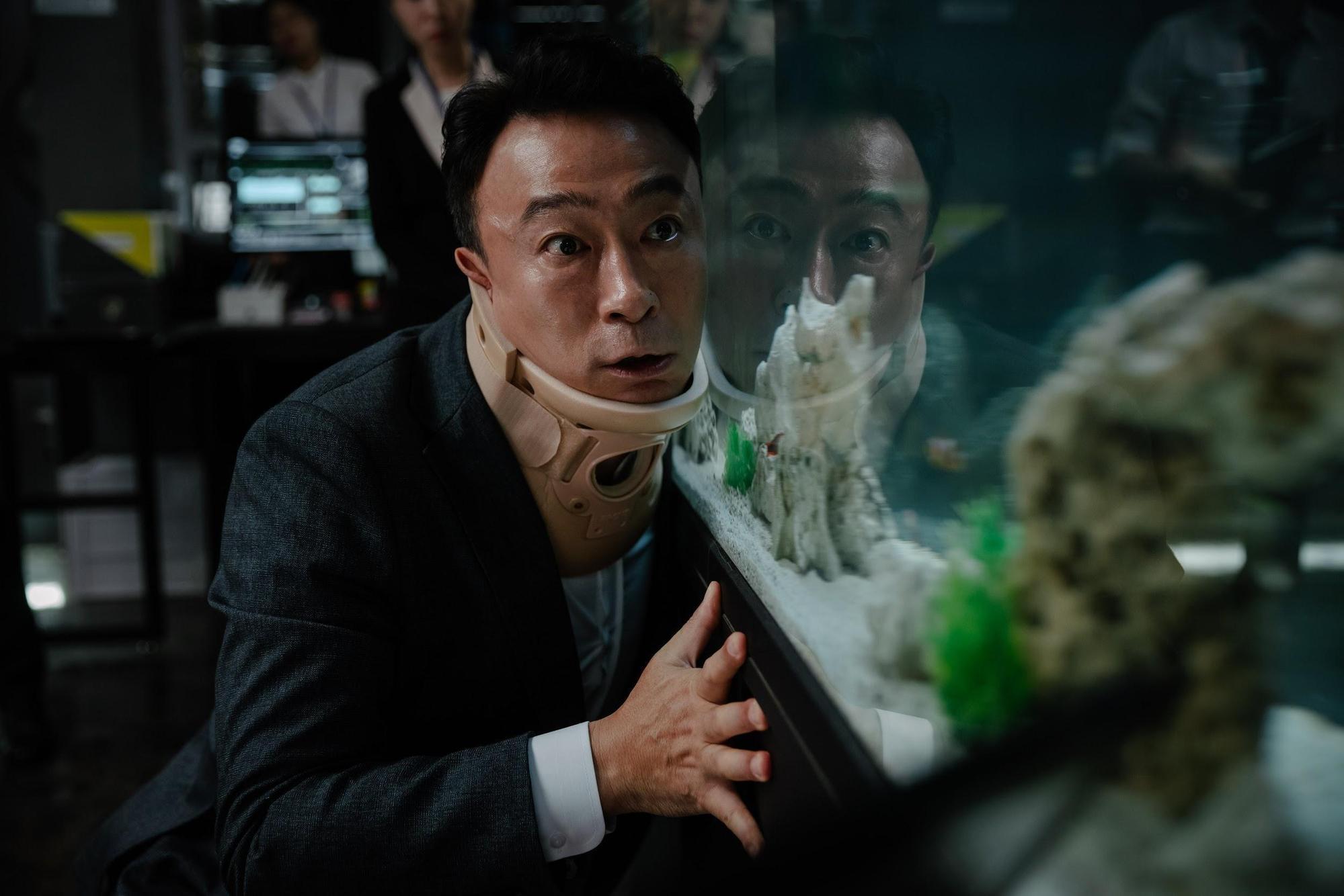 李星民在《明明會說話》聽到魚的無奈心聲,抱怨有人在魚缸亂丟鼻屎。(CATCHPLAY提供)