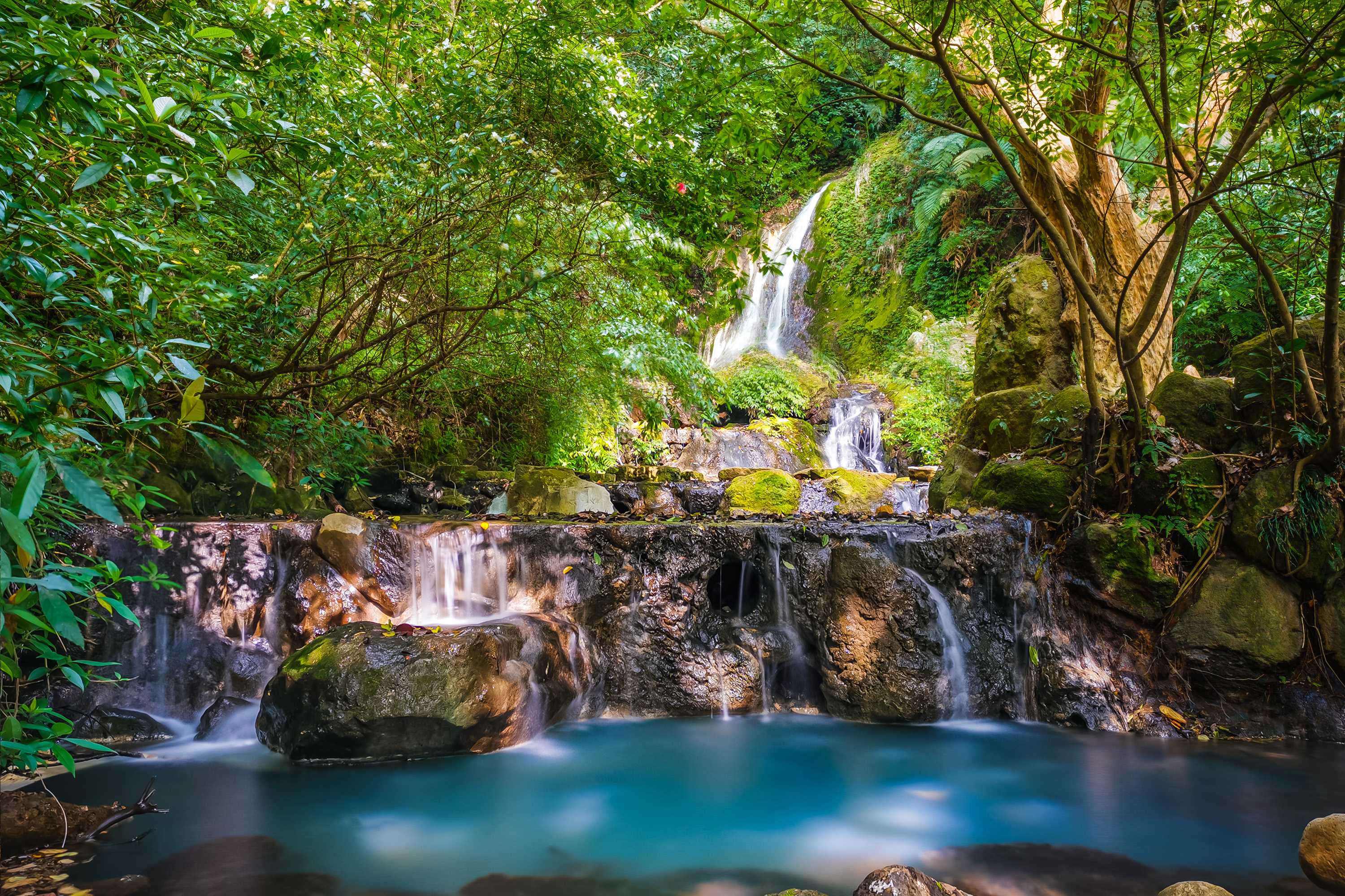 陽明山「小隱潭」的水，因為硫磺的關係呈現藍灰色，算是蠻特別的景緻。