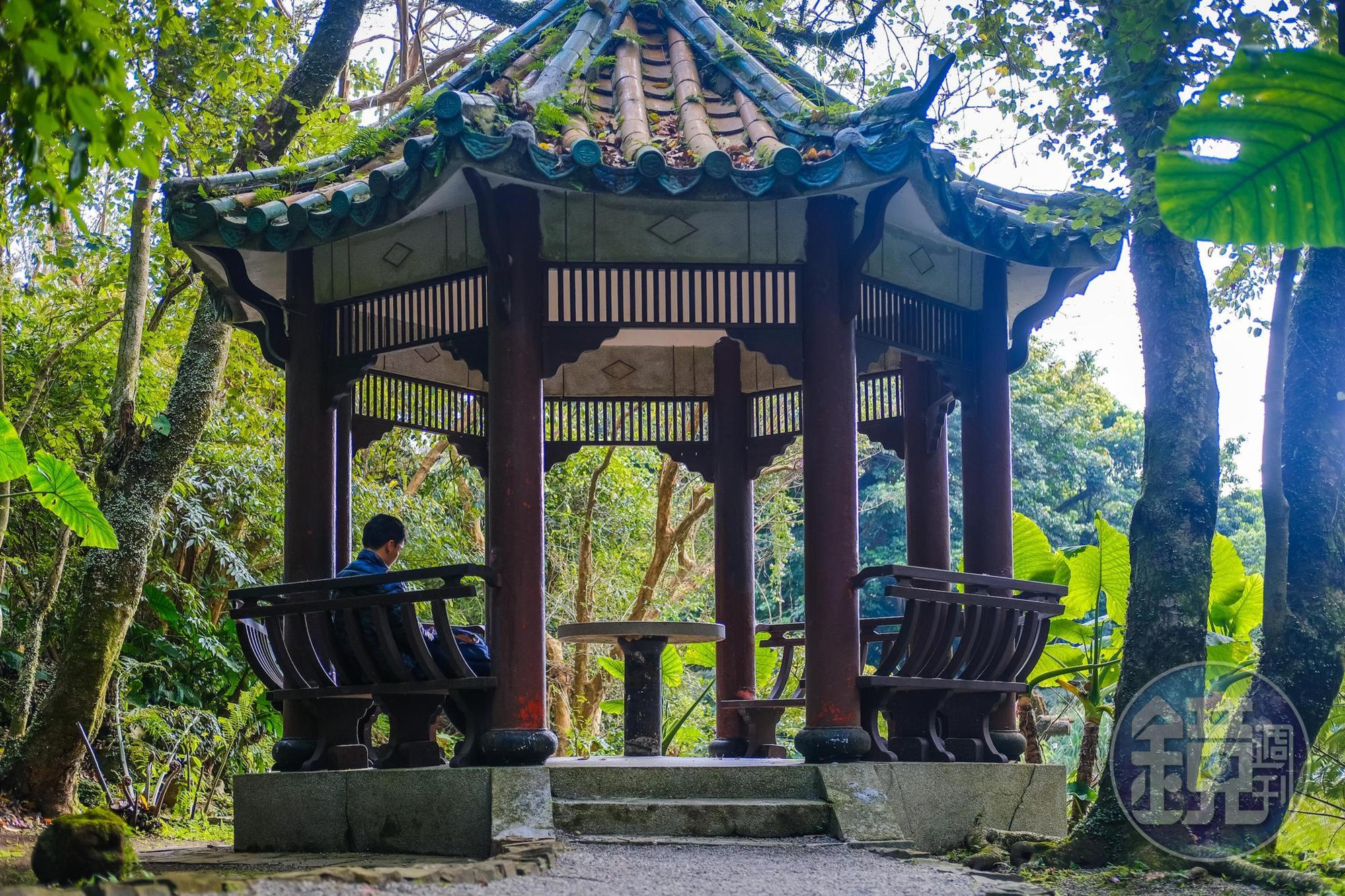 旁邊古色古香的涼亭適合旅人來歇腳休息。