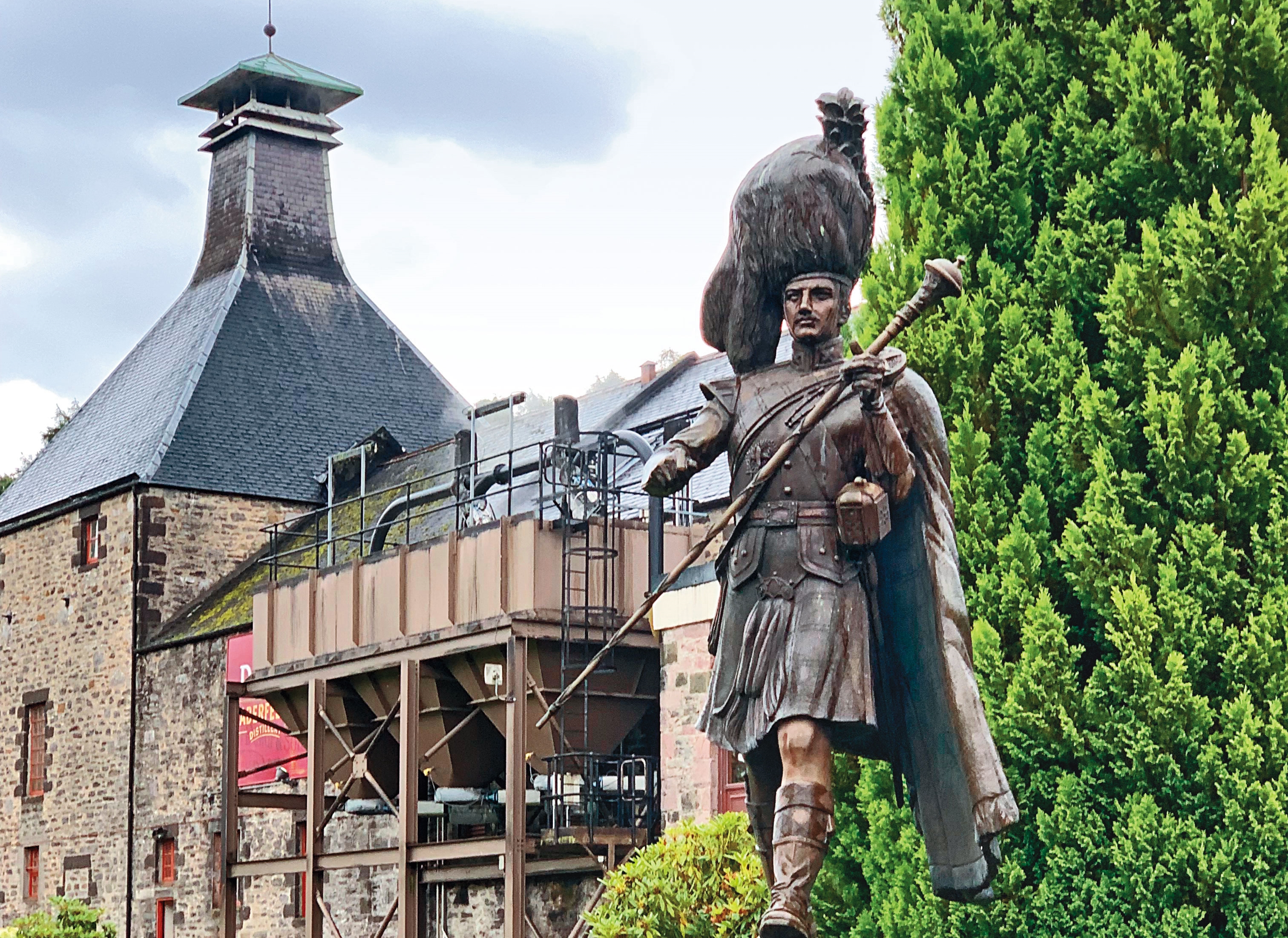 穿著蘇格蘭傳統服裝的高地人（Highlander），一直都是帝王威士忌的品牌形象，酒廠外更立有紀念白牌的百年時空膠囊雕像，留待2086年揭曉。