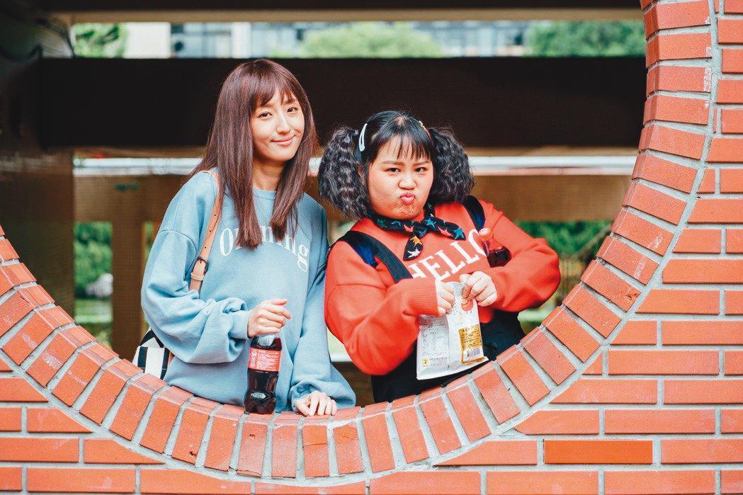 大文（右）在《想見你》中飾演柯佳嬿（左）的好友，形象逗趣。（中視提供）