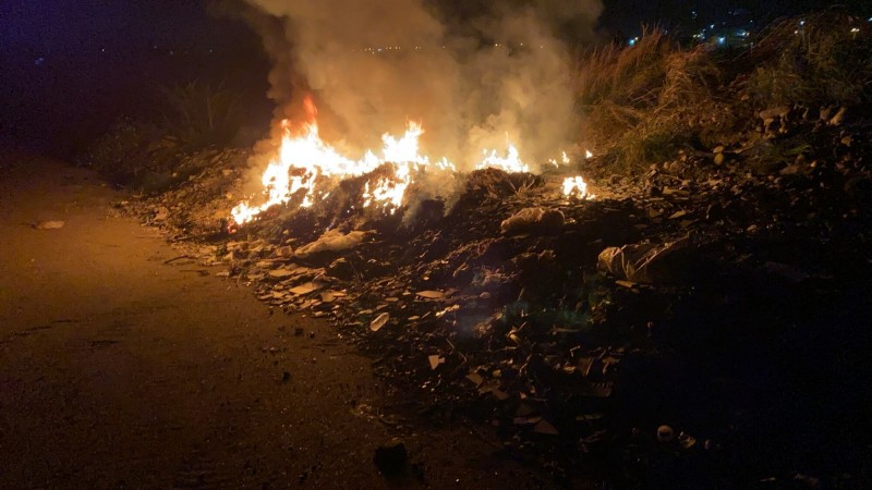 追查兩個月，苑裡港榮橋頻遭露天燃燒廢家具禍首抓到了。（環保局提供）