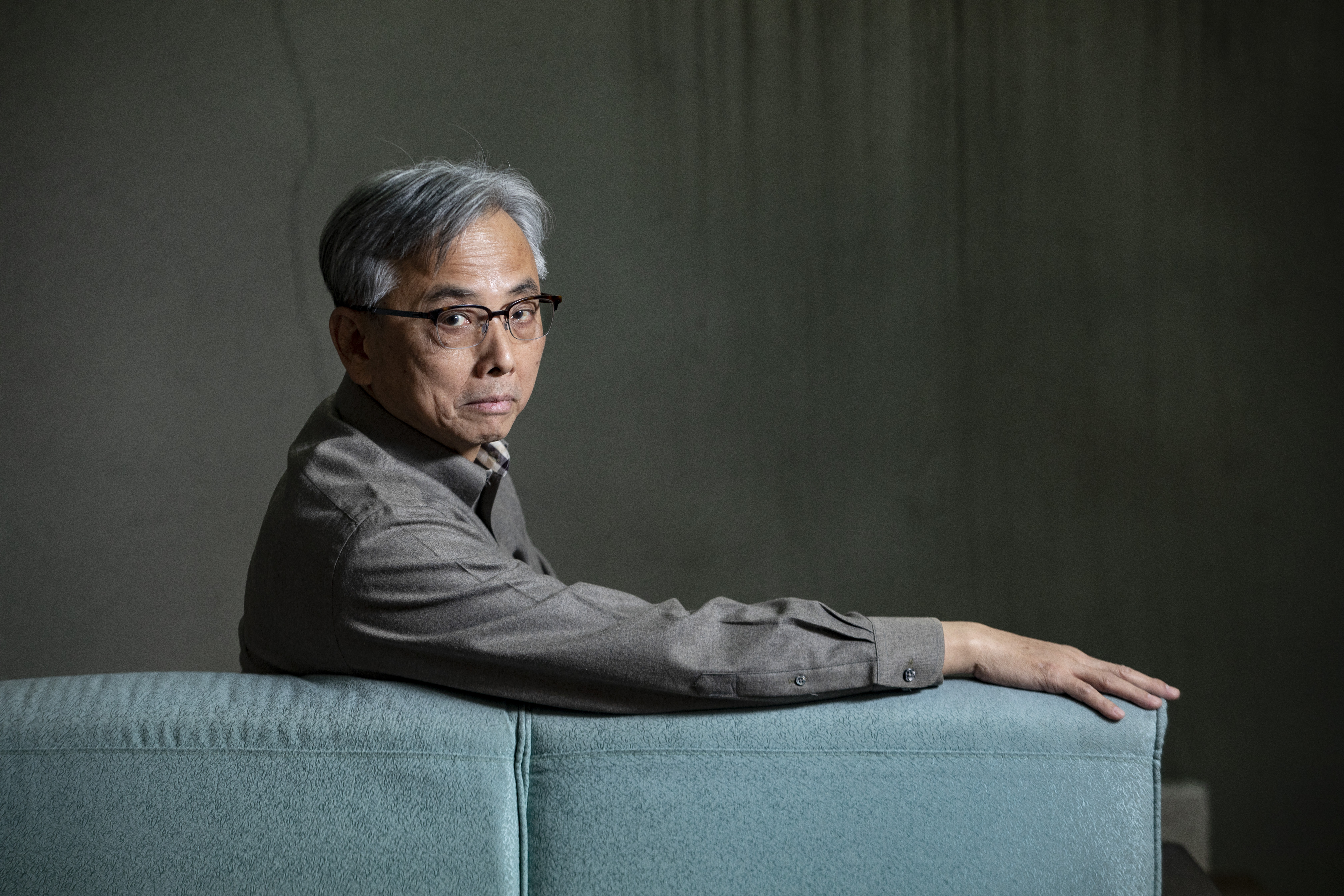 在強人身邊多年，蘇志誠的身分不停轉換。蘇主任其實身兼總機、密使、工友，如今我們問他幾宗政壇懸案，他大多回應：忘記了。