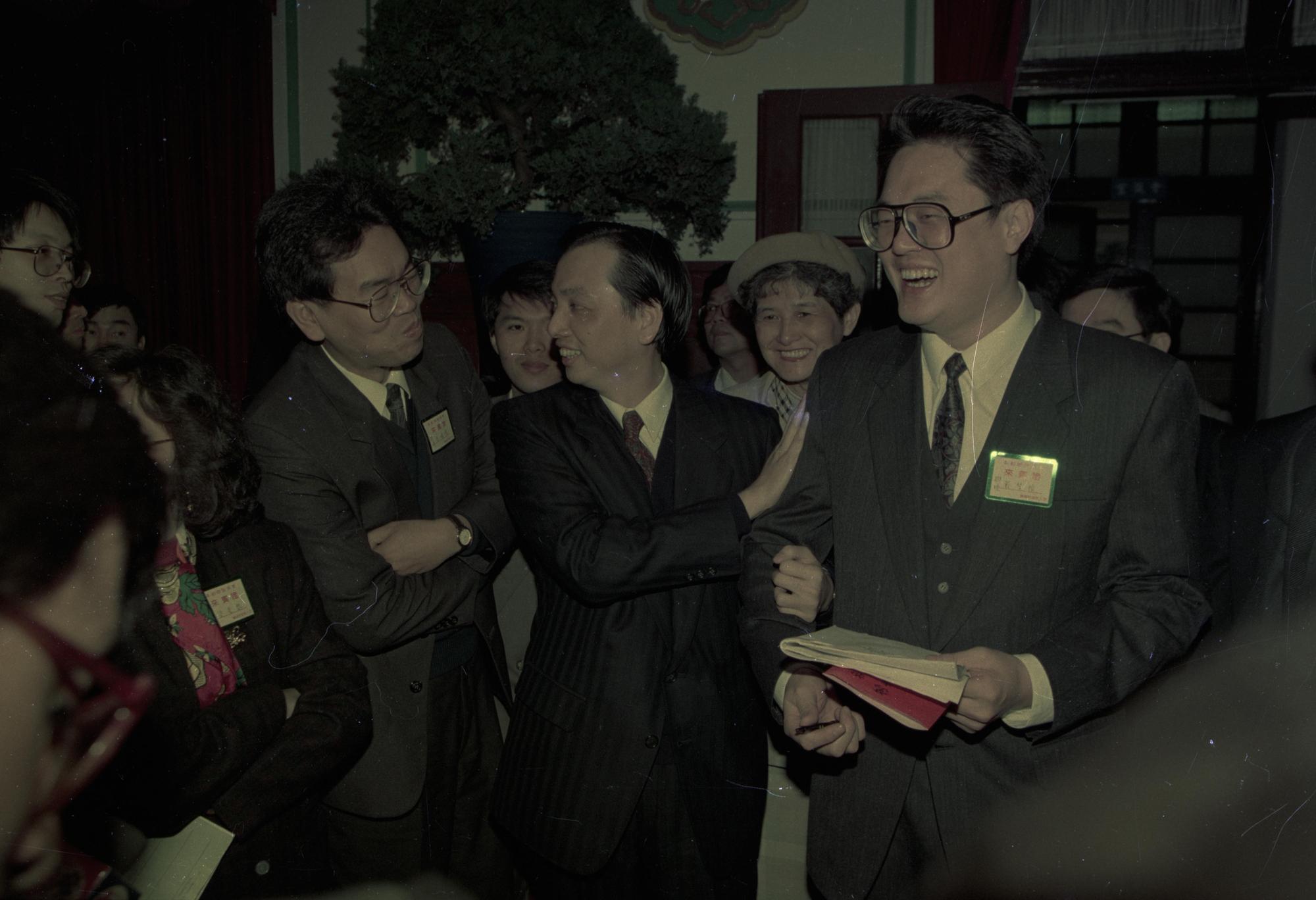 蘇志誠（中）自陳和媒體互動直來直往。圖為一九九四年，時任總統府祕書室主任的他被記者包圍。（中央社）