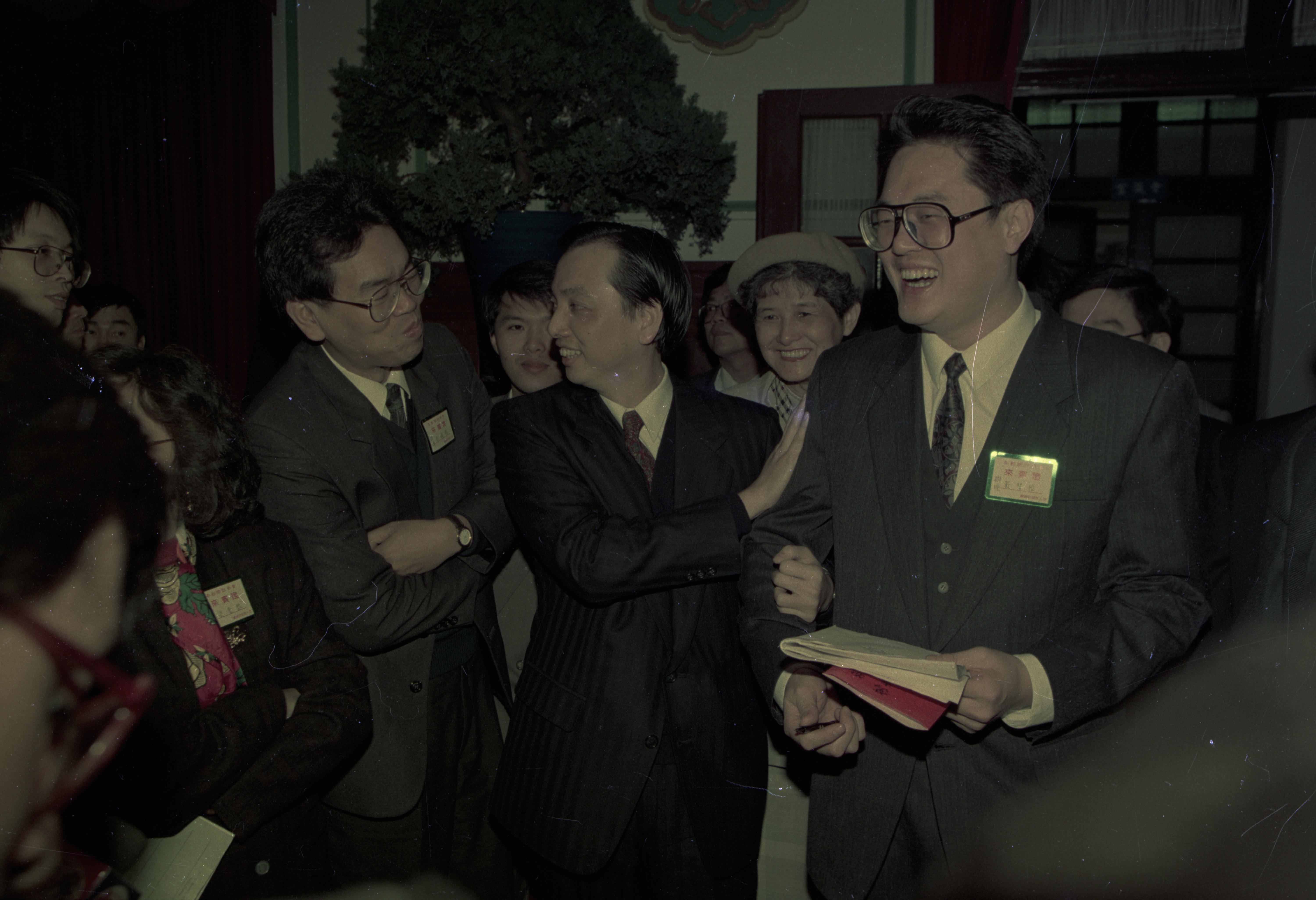 蘇志誠（中）自陳和媒體互動直來直往。圖為一九九四年，時任總統府祕書室主任的他被記者包圍。（中央社）