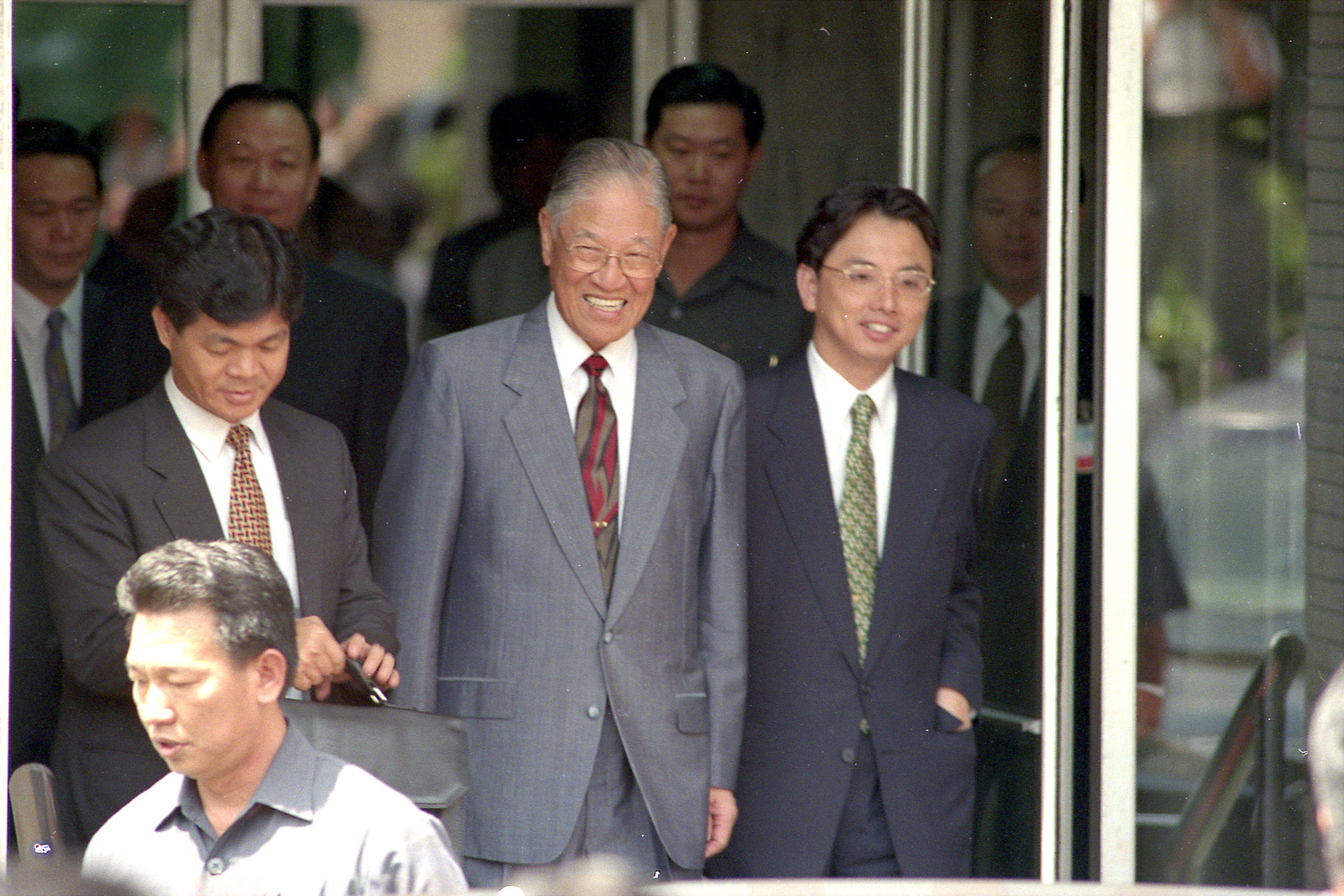 李登輝（左）執政12年，蘇志誠（右）一直是總統身邊亦步亦趨的家臣。圖為1996年，李登輝步出國民黨中常會，在蘇志誠陪同下，神情愉悅驅車離去。（中央社）