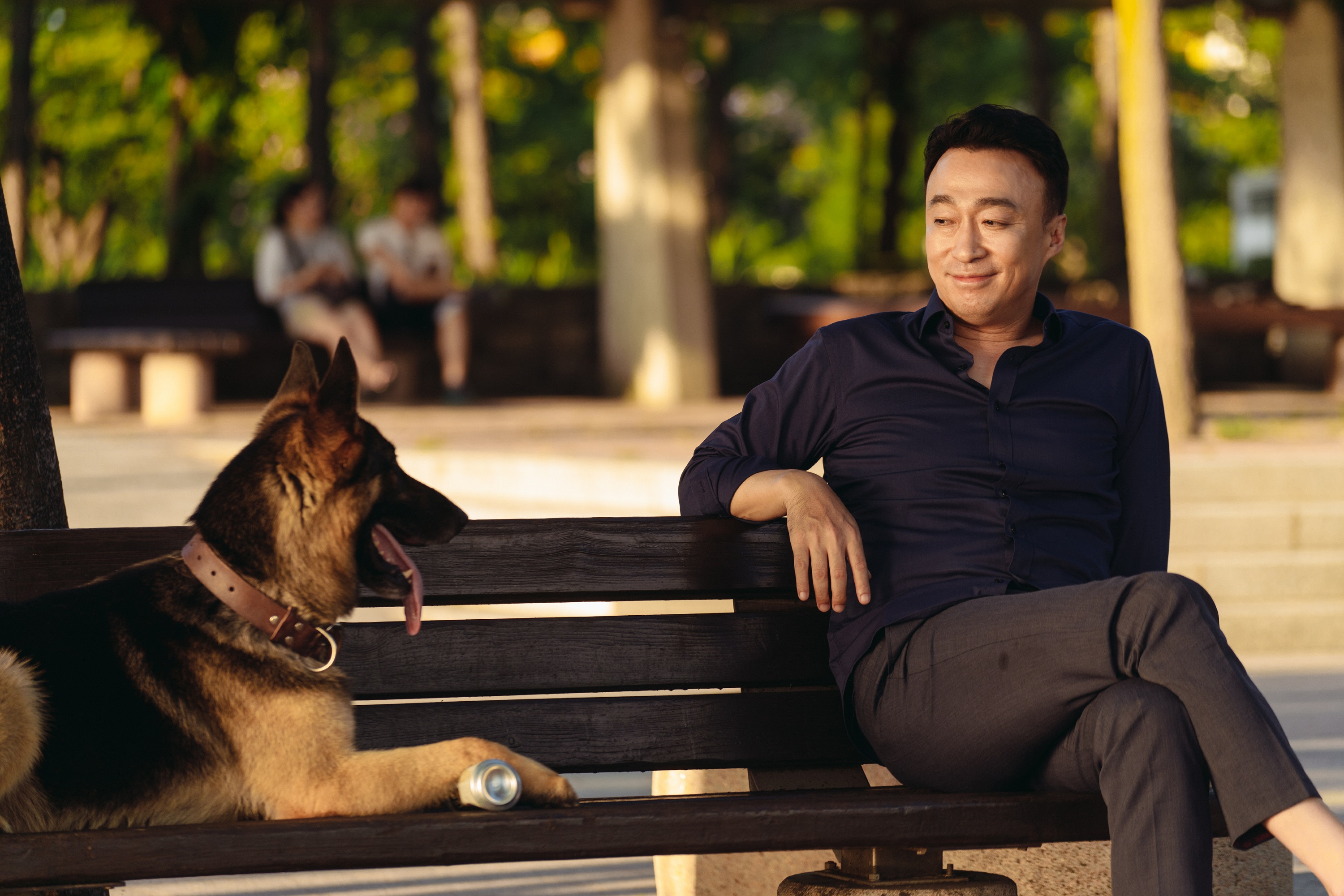 《明明會說話》探員泰祖獲得跟動物溝通的超能力，與警犬阿里一起搭檔辦案。（威望國際）