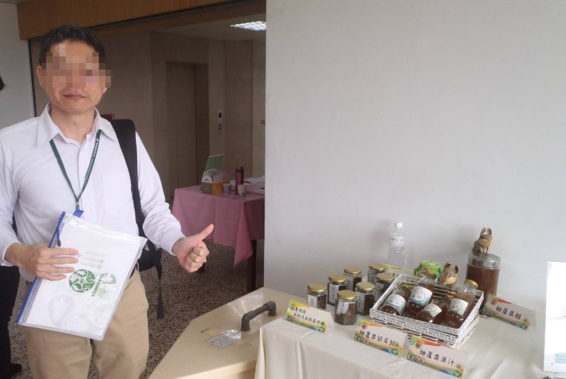 梁男為國內農業黑水虻（音同蒙）計畫的重要推手，前途本來看好，但婚外情影響了他的仕途。（翻攝自臉書）