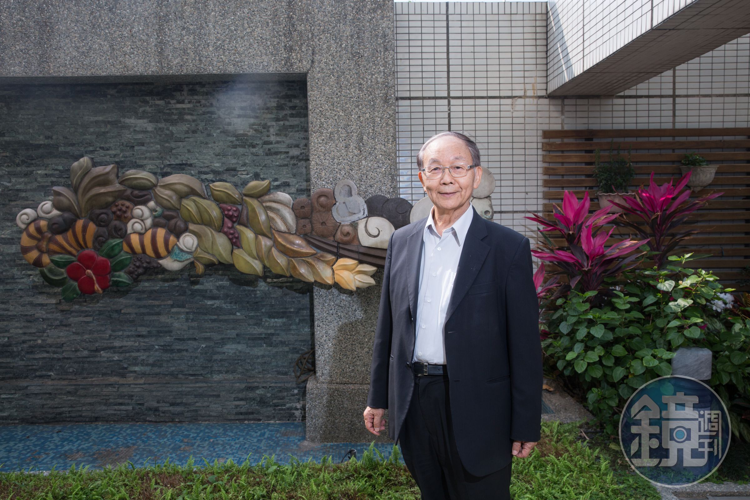 郭聰田鼓勵員工多參與藝術活動，他身後的大型陶壁作品出自藝術家七子之手。