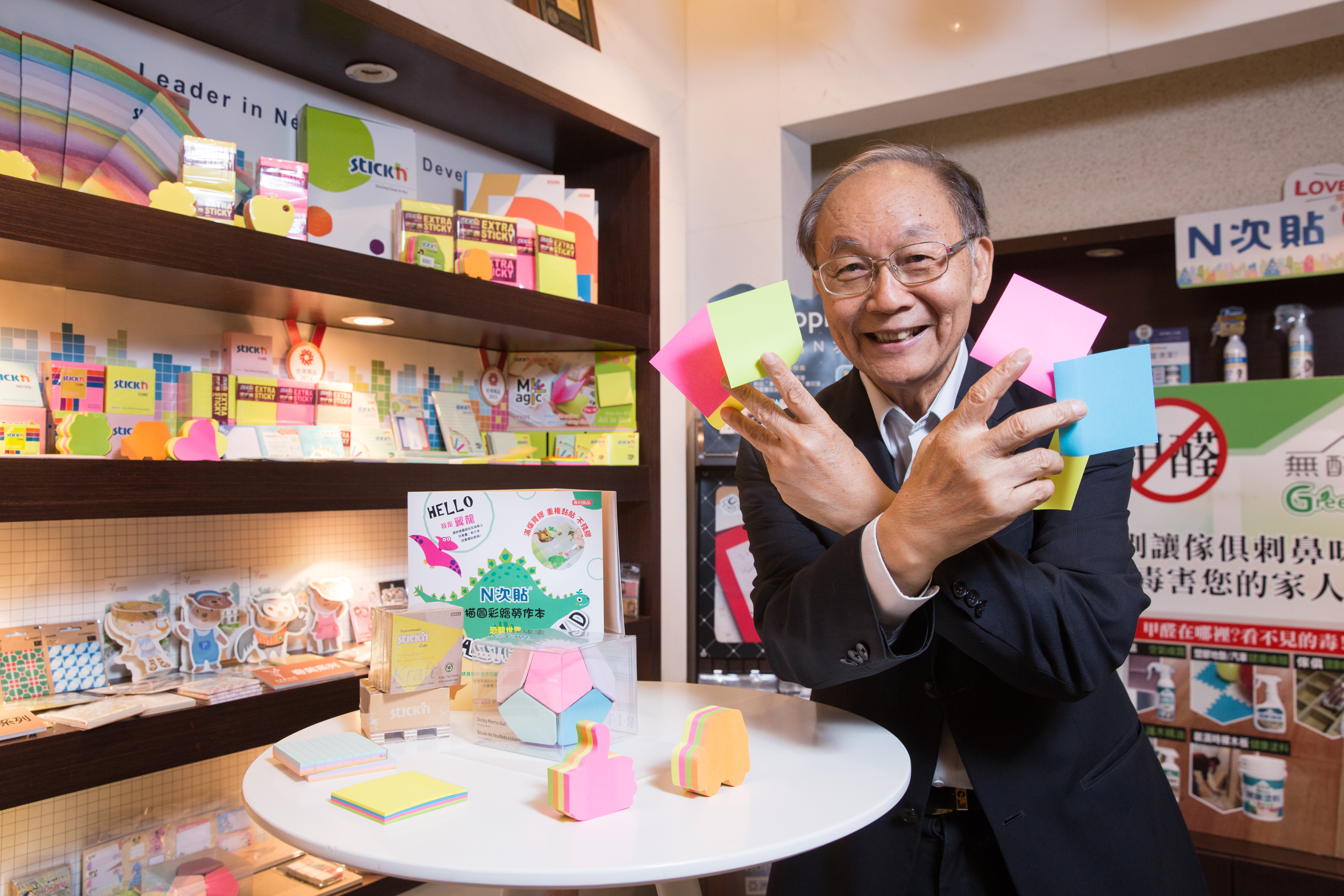 今年74歲的郭聰田保有赤子之心，勇於挑戰活潑POSE，毛遂自薦要當N次貼的模特兒。