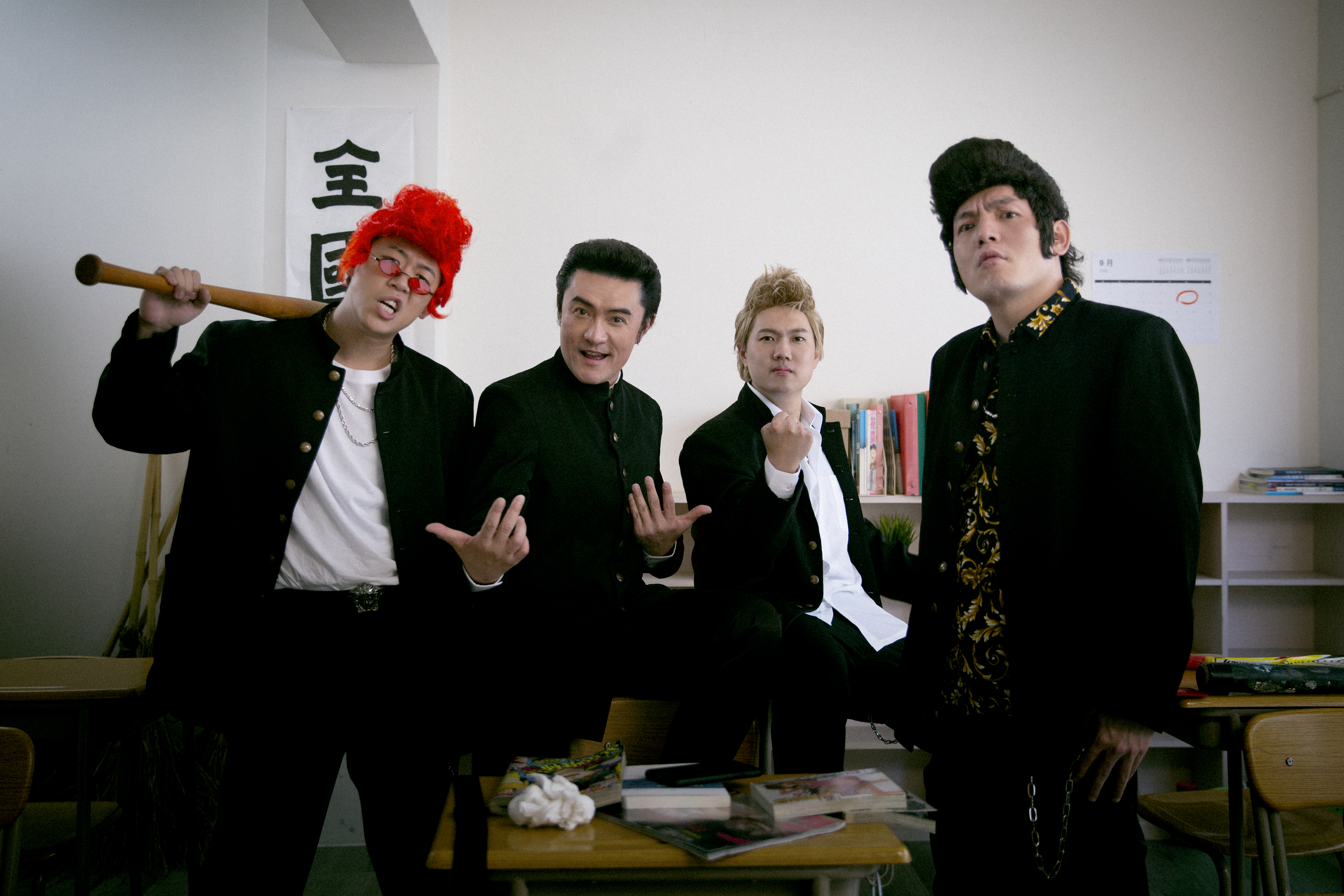 李㼈（左二）跨刀演出玖壹壹新單曲〈偶喜翻你〉MV。（混血兒娛樂提供）