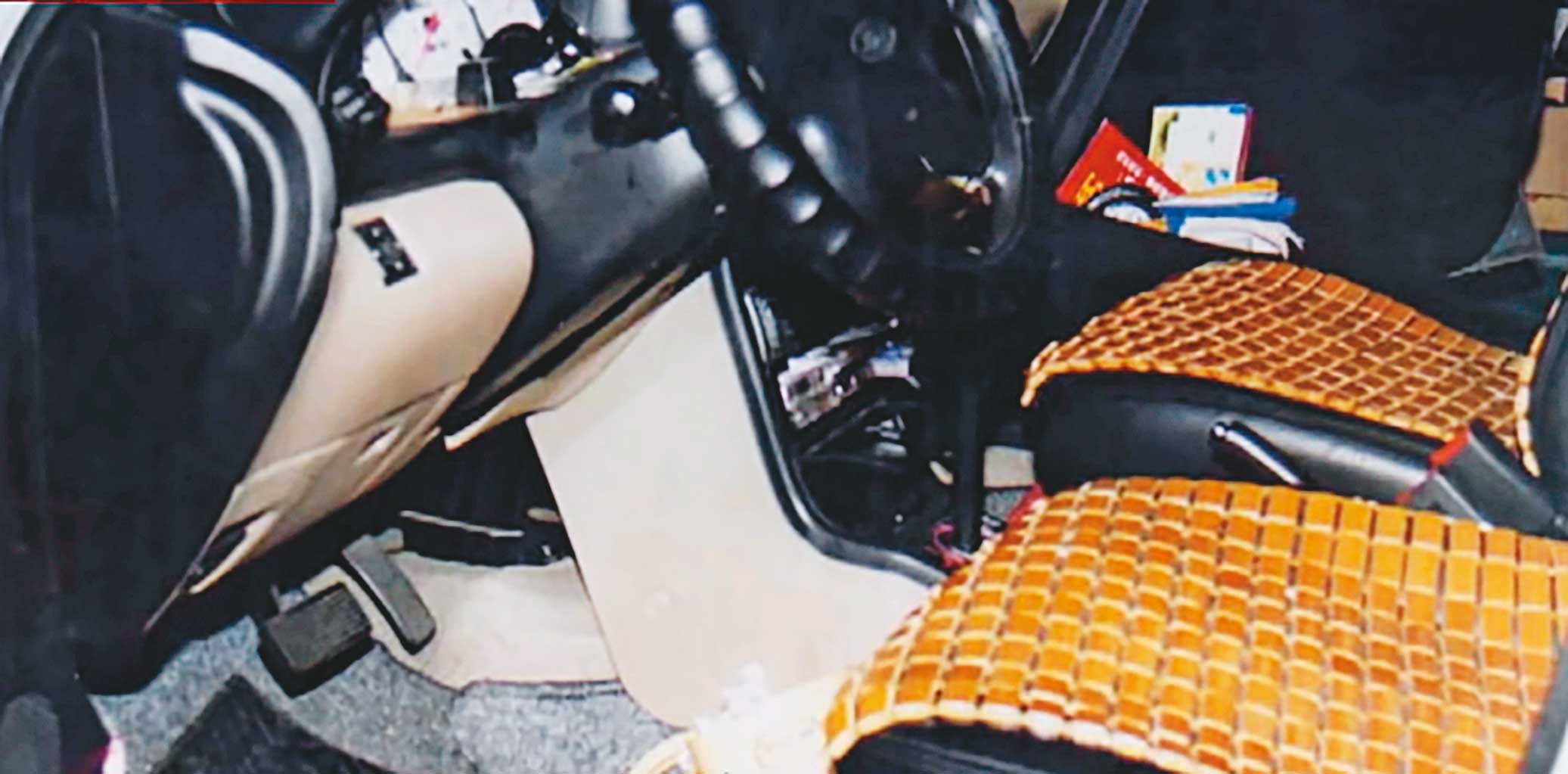 鑑識人員在竹編坐墊反面，發現大片血跡。（翻攝畫面）