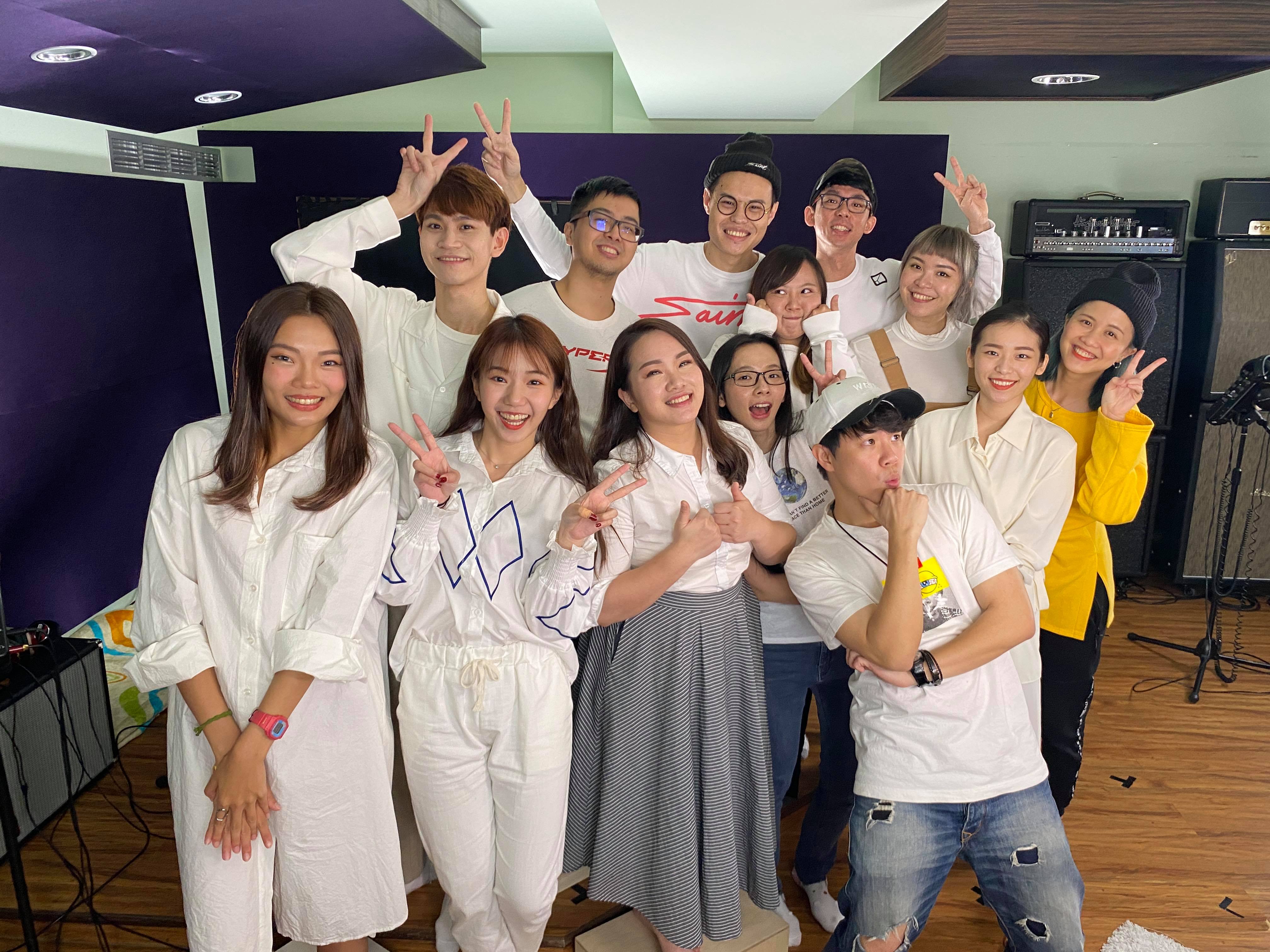 22位網紅花了兩天時間完成公益單曲〈明天會更好〉。（蕭小M提供）