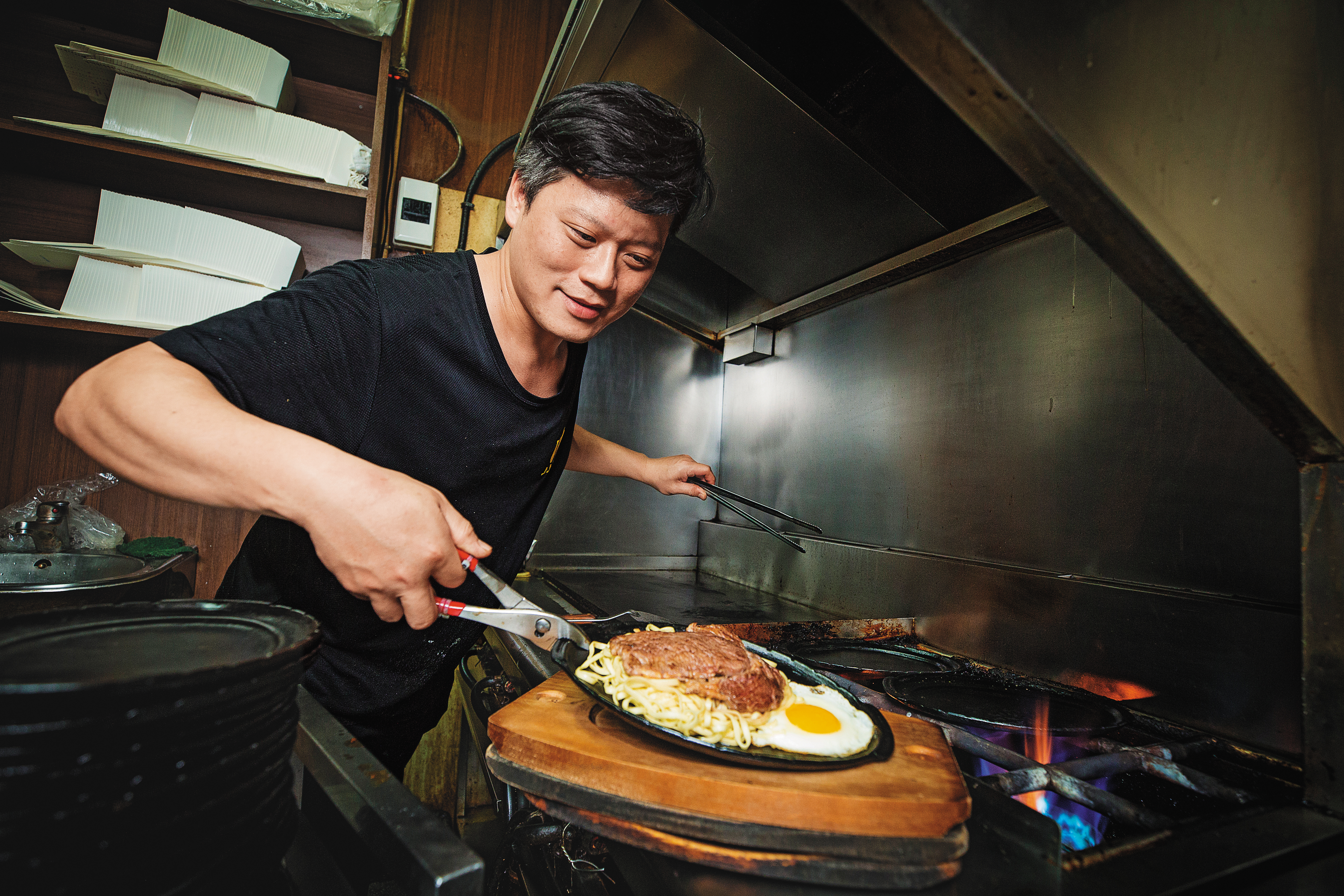 曾經嚮往白領上班族工作的江旻軒，退伍後不忍父母勞累，決定回家接班。守住爸媽一手打拚出來的台式平價牛排老字號。