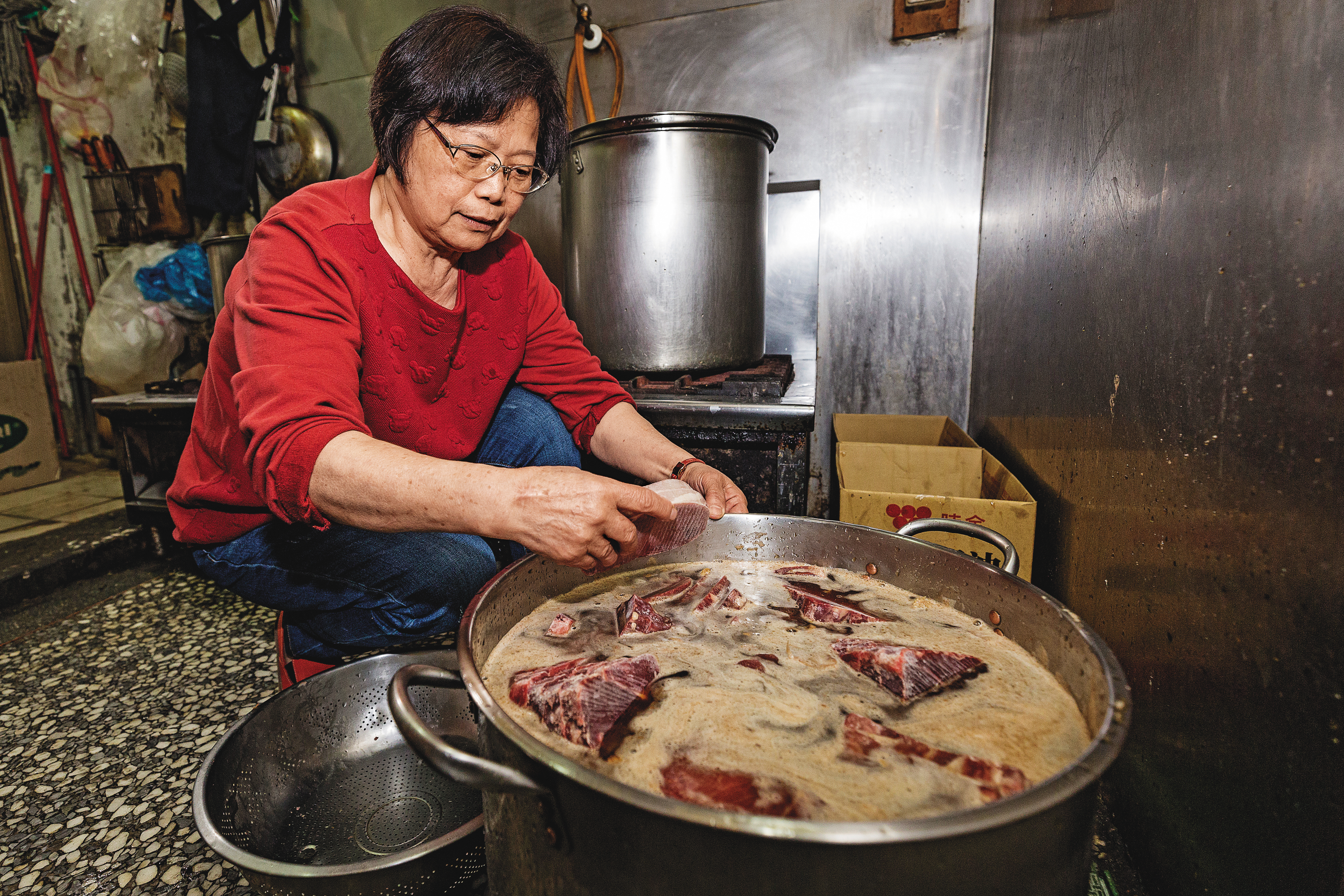 從做鐵板牛排第一天開始,江媽媽就堅持親自醃肉,也把關肉的品質。