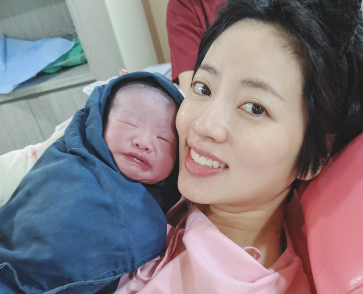 阿諾於5日喜獲千金「丁香魚」目前母女均安。（艾迪昇傳播提供）