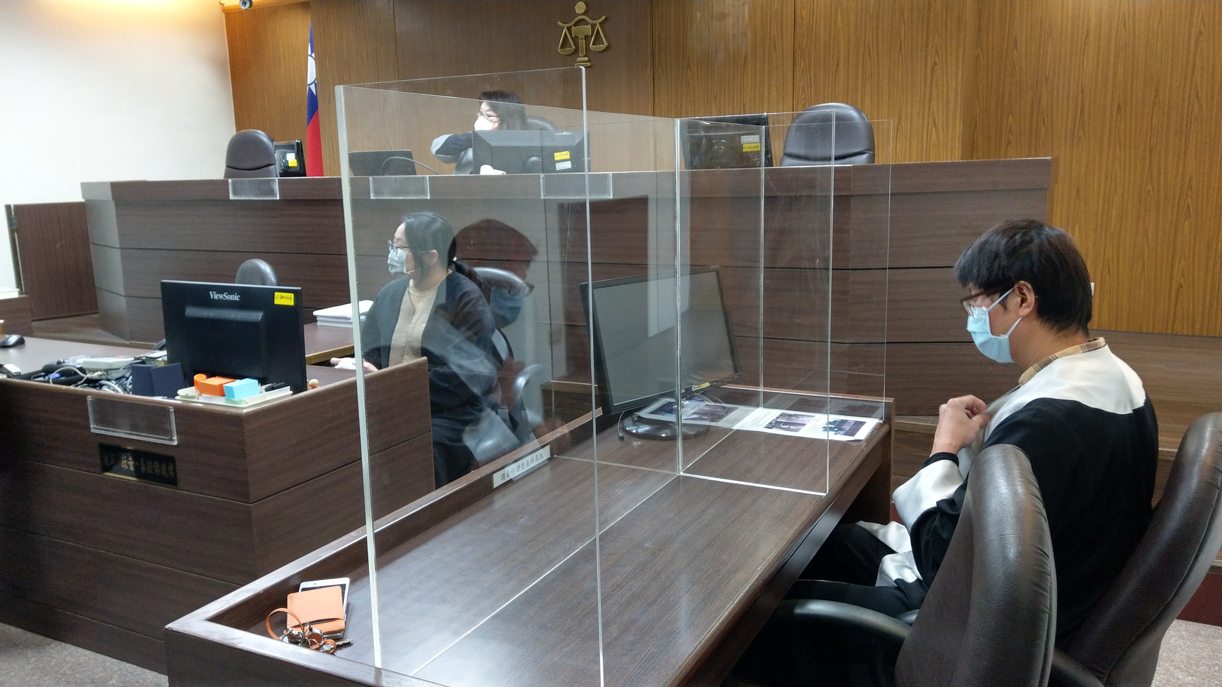 為避免海外通緝犯回國形成防疫漏洞，必要時採視訊開庭，圖為台北地院模擬情形。