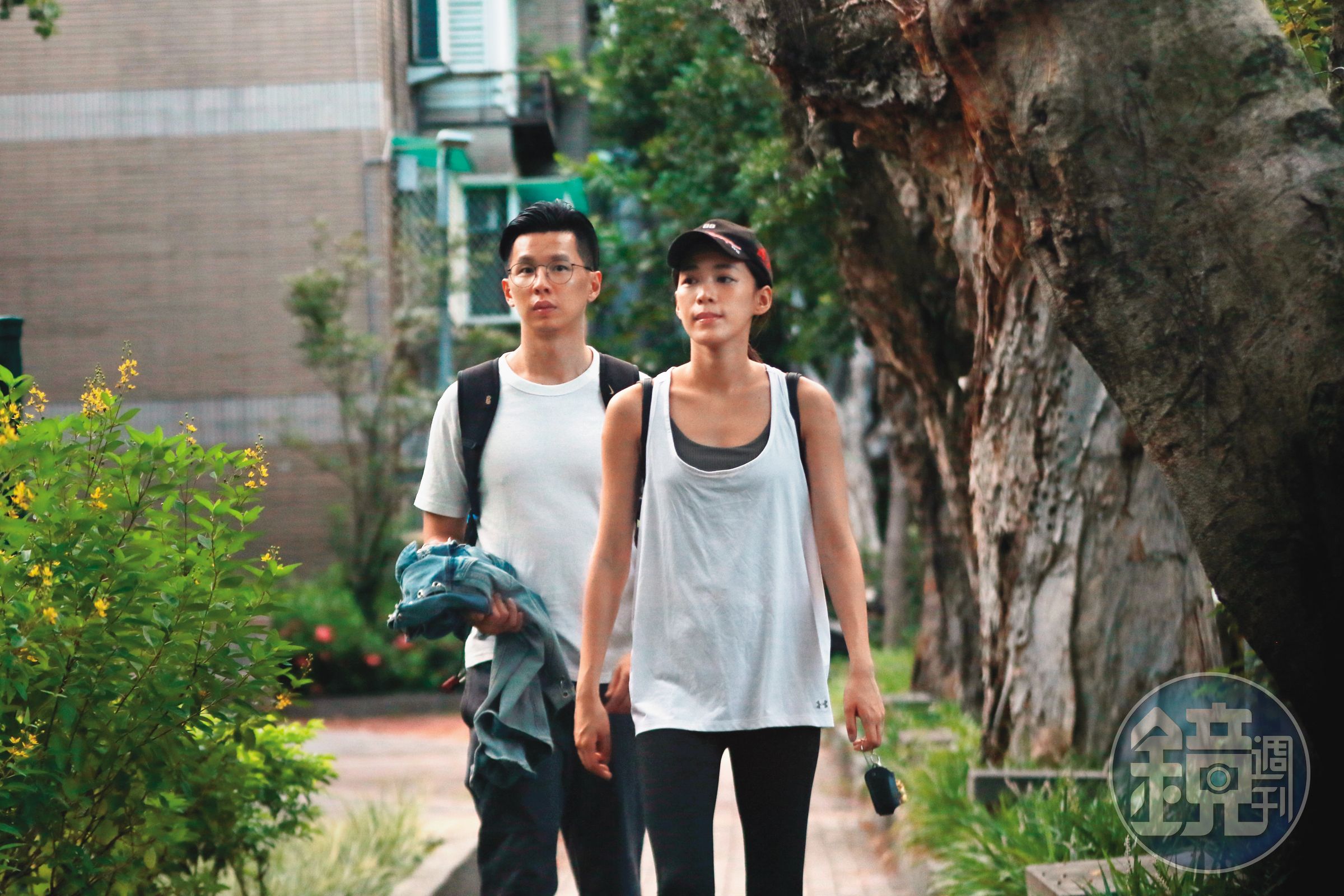 本刊去年直擊李世偉（左）在王家門口接女友約會，照片曝光後王思平未回應，默認戀情。