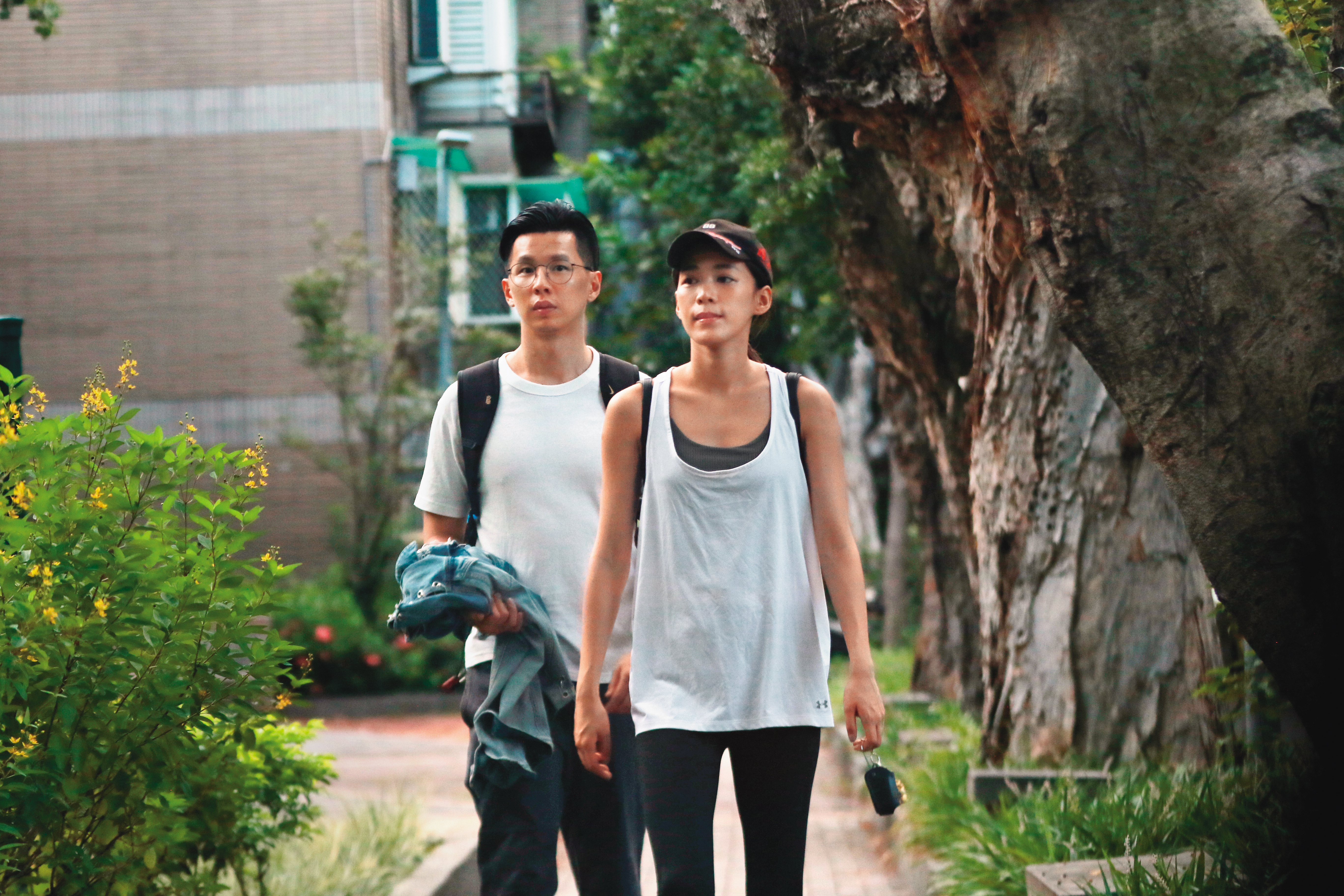 本刊去年直擊李世偉（左）在王家門口接女友約會，照片曝光後王思平未回應，默認戀情。