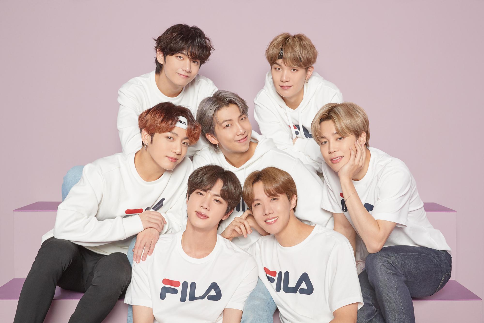 1.BTS防彈少年團成員身穿印有品牌標誌的白色T恤,各自散發出與眾不同的青春魅力。(FILA TAIWAN提供)