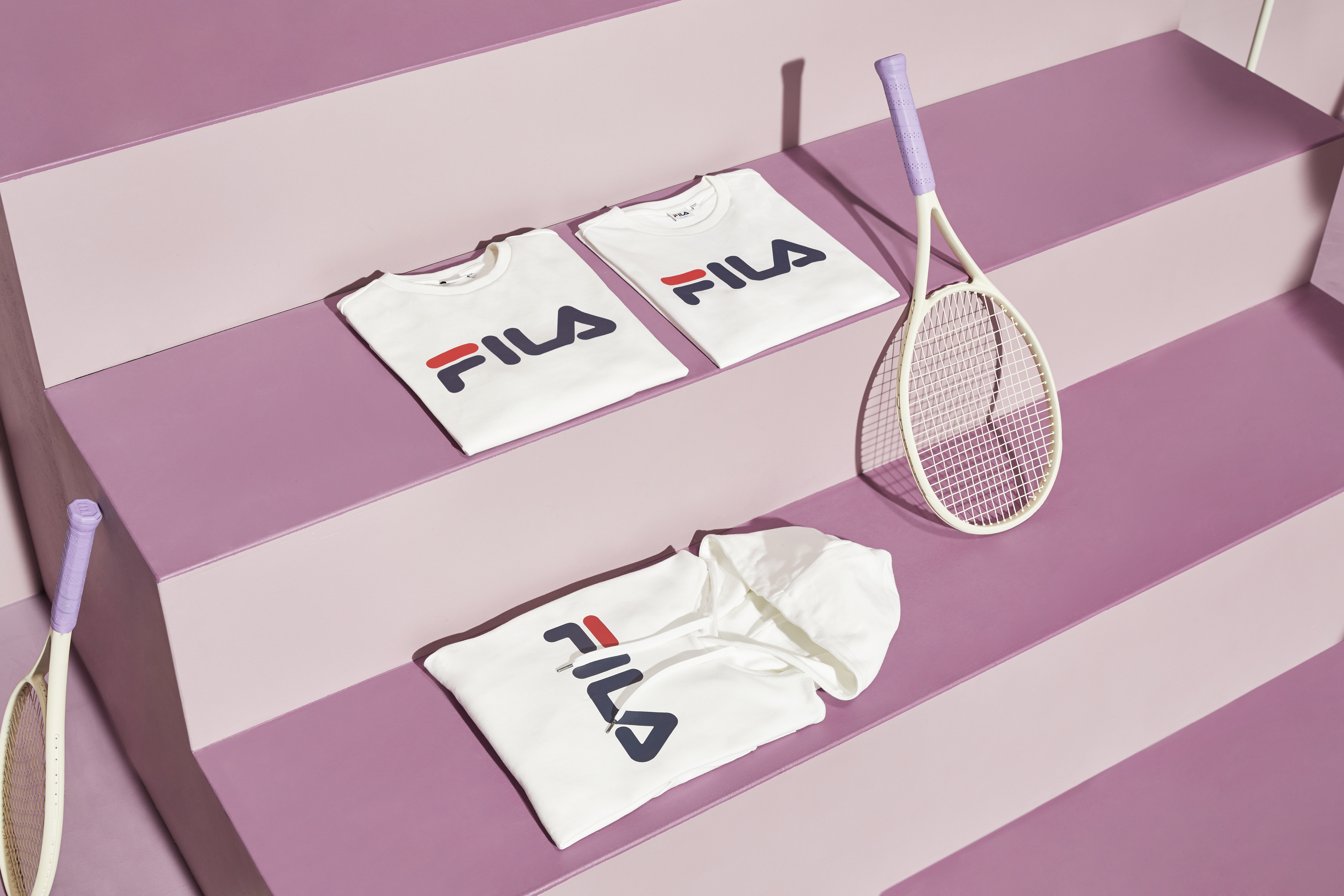 白色連帽T-shirt NT$2,180、長圓領T-shirt NT$1,280、白色圓領短袖T-shirt NT$1,180。（FILA TAIWAN提供）