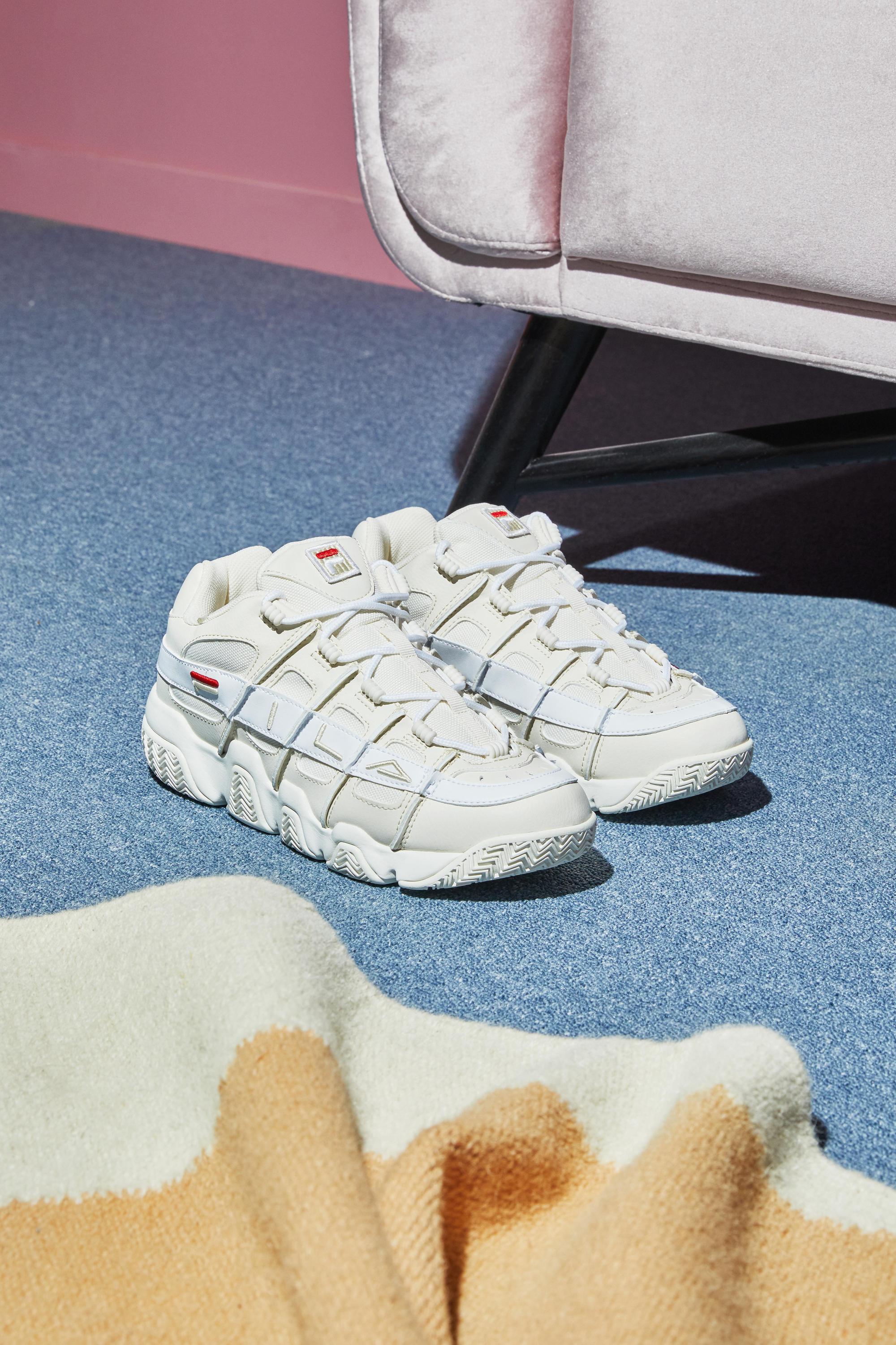 全白色BARRICADE老爹鞋。NT$2,480(FILA TAIWAN提供)