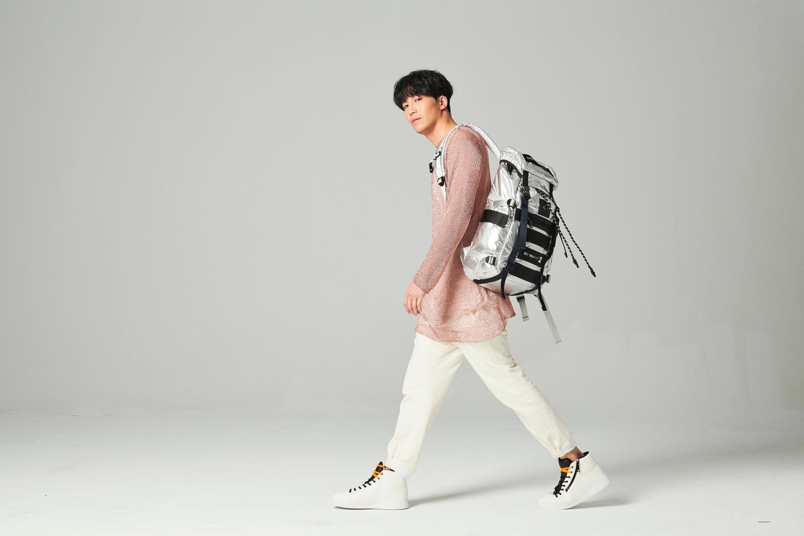 吳翔震形象健康陽光，擔任bacarry包年度代言人。（bacarry提供）