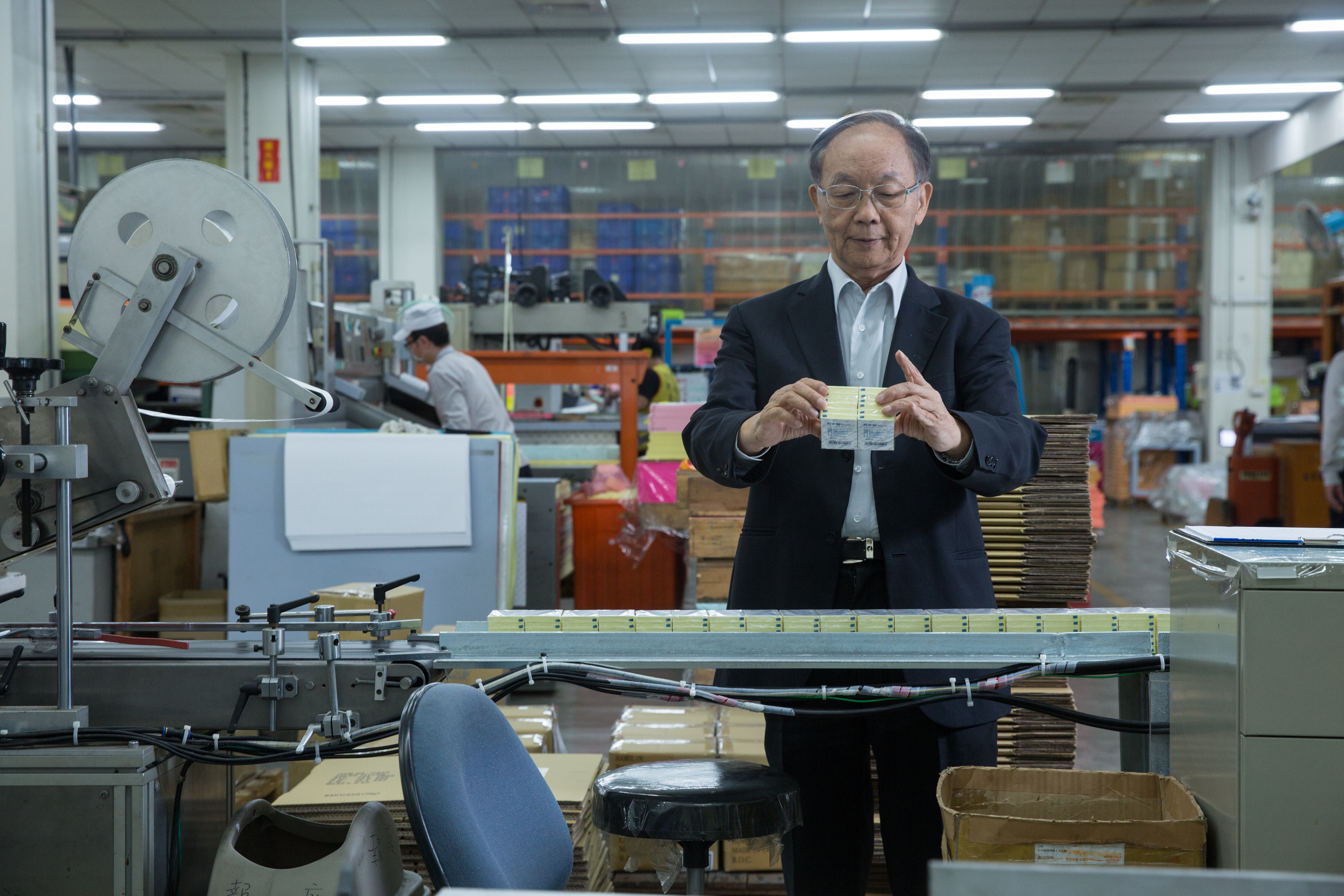 郭聰田花近7年研究，才以創新乳化聚和技術突破關鍵製程，推出名為Stick'n自有品牌N次貼。