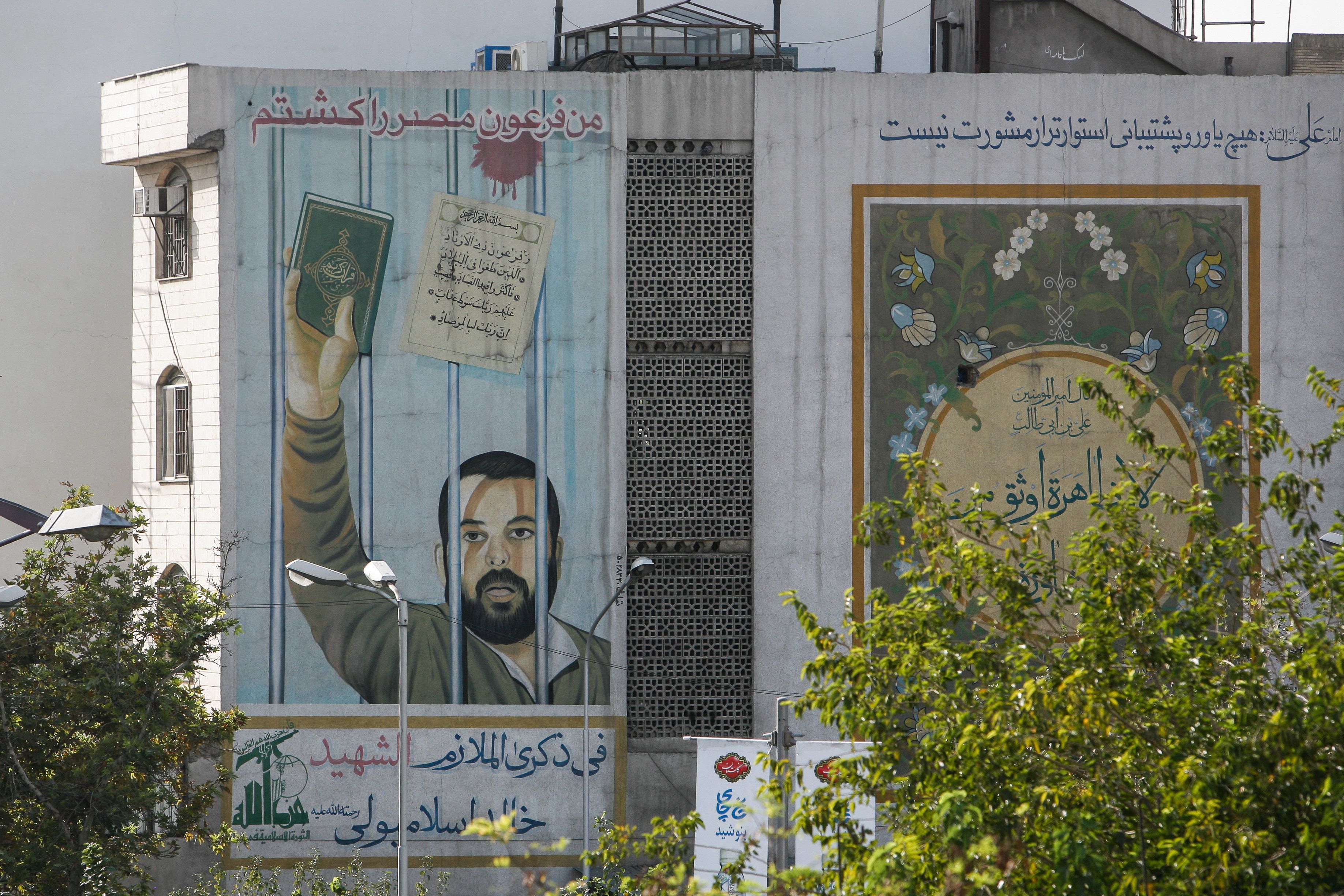 伊朗德黑蘭一所學校牆上的政治壁畫。（東方IC）