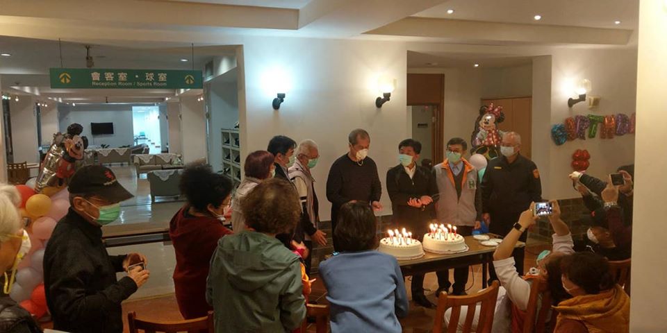 鑽石公主號19名旅客解除隔離，其中一名隔離者生日，陳時中也一起切蛋糕慶祝。（翻攝自王必勝臉書）