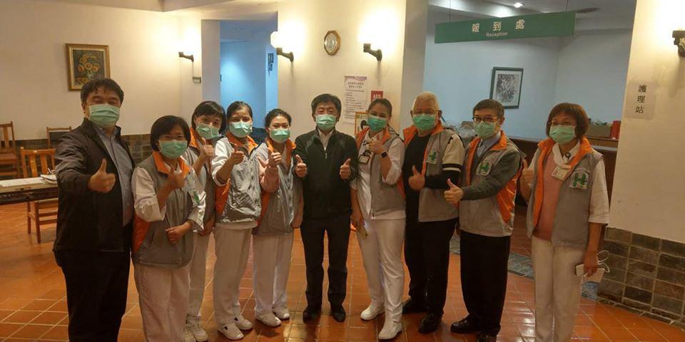 6日深夜衛福部長陳時中前往檢疫所關心，特別感謝台北市聯醫團隊以及保一總隊辛苦的執勤。（翻攝自王必勝臉書）